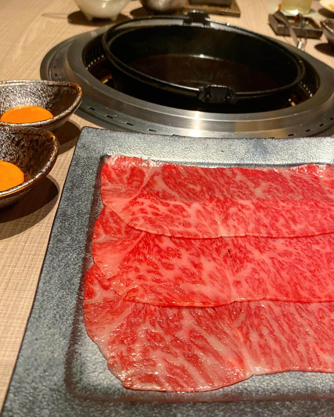 得あゆさんのインスタグラム写真 - (得あゆInstagram)「2020年東京で注目の焼肉屋さん🍖 ・ 来年1/10オープン予定の［うし松］🍖 プレオープンに招待して頂きました‼️ 場所は西麻布交差点からすぐ🔥 お肉が本当に美味しい🥺‼️🔥🍖 タン、ハラミ、ヒレ、シャトーブリアン… それぞれの良さを引き立てる食べ方で 食べれます🥺‼️🔥🔥🔥🔥 ・ 入り口から内装全てにおいて最高級✨ こんなにお洒落で素敵な焼肉屋さん初めてでした‼️ びっくりしました🥺‼️ デートや記念日、特別な日、接待、女子会飲み会などなど… 1度は行ってみる価値があると思います🔥❤️ 是非行ってみて欲しい🥺❤️ 私もopenしたら行かせてもらいます❤️ ・ ・ ・ ・ ・ ・ ・ ・ ・ ・ ・ ・ ・ ・ #うし松#西麻布#西麻布グルメ#西麻布焼肉#焼肉#東京グルメ#東京焼肉#肉#肉食女子#グルメ#食べ歩き#女子会#2020年#夜ごはん#ディナー#美味しい#お洒落#塩タン#飲み会#忘年会#新年会#贅沢#デート#カップル#gourmet#dinner#yakiniku#tokyogourmet#japanesefood#japanesegirl」12月23日 22時16分 - tokuayu819