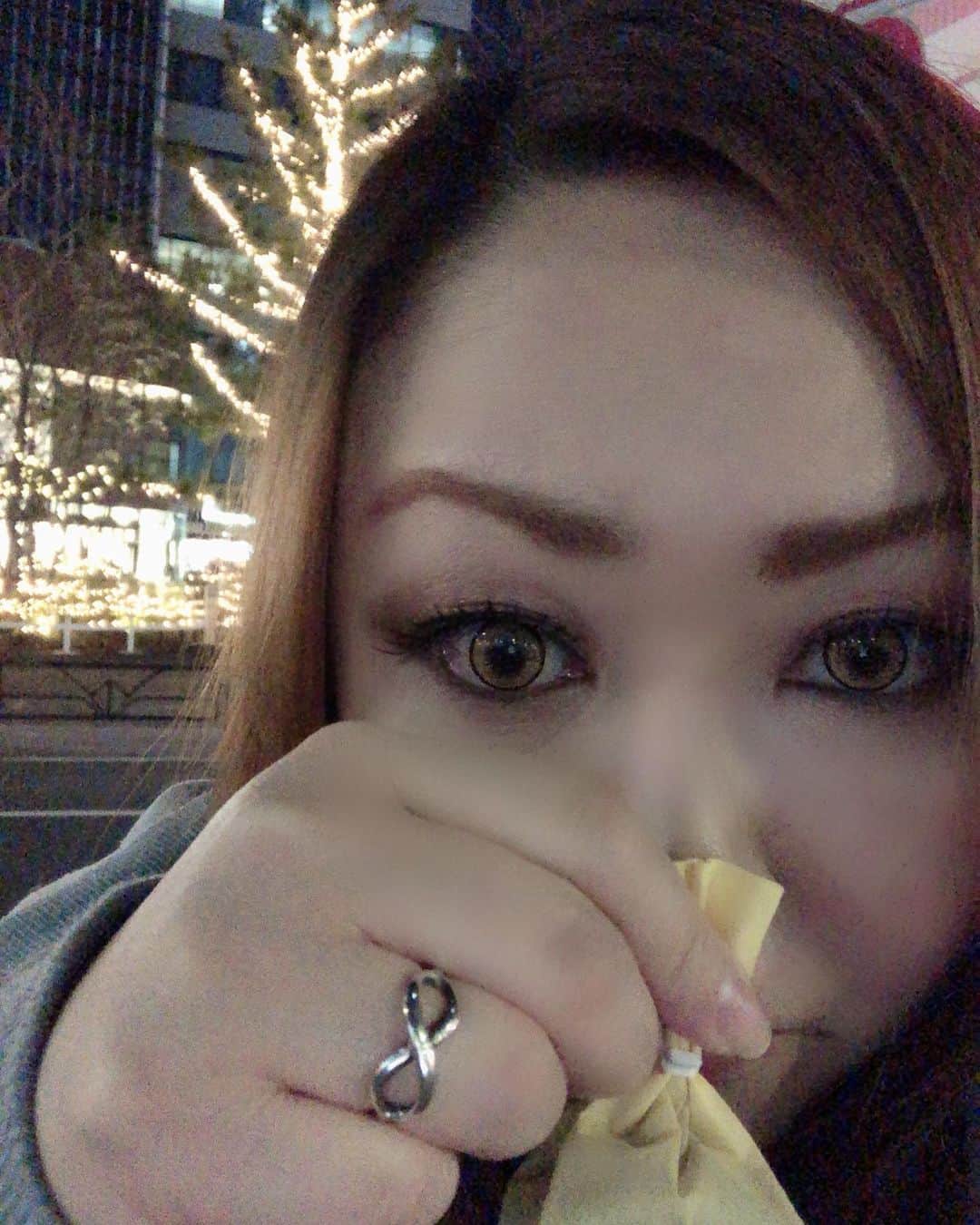 のインスタグラム：「年内最後の事務所へ行ってきて、マネから餌付けしてもらった♡来年もよろしくお願いしまーす！ #av #熟女 #風俗嬢 #原宿 #渋谷 #今年もお世話になりました🙇 #バンビプロモーション」