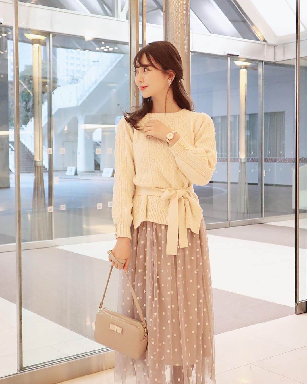 中田絵里奈さんのインスタグラム写真 - (中田絵里奈Instagram)「. 月曜日のcoordinate 🕊 . チュールスカートはドットに見えてお花の刺繍🌼 . …なので時計も合わせてお花が浮き出た オリビアバートンのものに🌼🌼 とても合わせやすいデザインで季節問わず使ってます💐 . スカートはふわっとフェミニンな雰囲気だけどスッキリシルエットと落ち着き感のある丈がとってもお気に入り♡使いやすい☺️✌🏻 . . #oliviaburton_ambassador #oliviaburton #オリビアバートン #hmswatchstore @hms_watchstore」12月23日 22時27分 - erinanakata