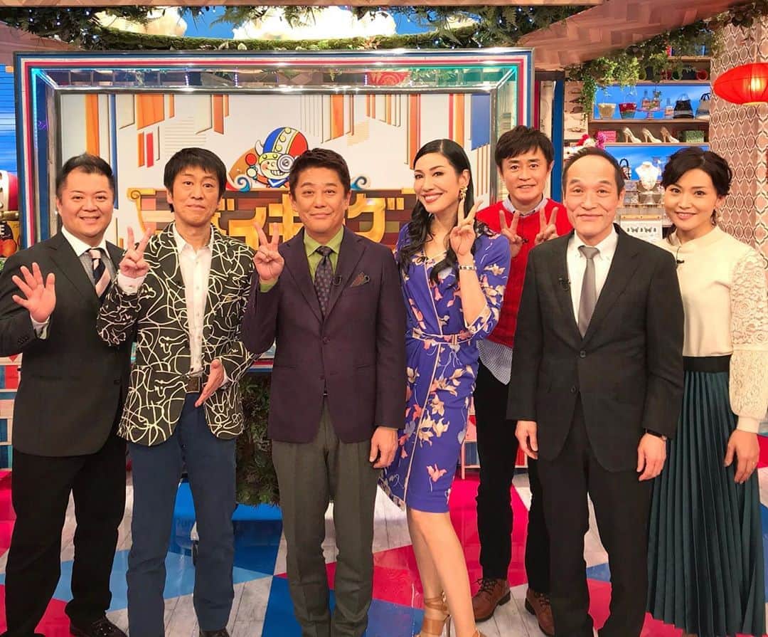 のインスタグラム：「今日は、令和元年の最後のフジテレビ【バイキング】出演の日でしたよ☺️ 。 来年もどうぞ皆様、よろしくお願い致します❣️ 。 #令和最後の月曜レギュラーの出演は　@leonardparis のワンピを着て華やかに✨ #坂上忍さんを囲んで月曜メンバーと❣️ #坂上さんのグリーンシャツにパープルのjkやチーフの着こなしが色使いの勉強になりました！ #ブラマヨさんと野々村さんと東さんやタカさんたち大人楽しい月曜！ #金子恵美さんや野々村友紀子さん素敵な女性たちとの共演も嬉しい❣️ #ピアスは　@grossejapan」
