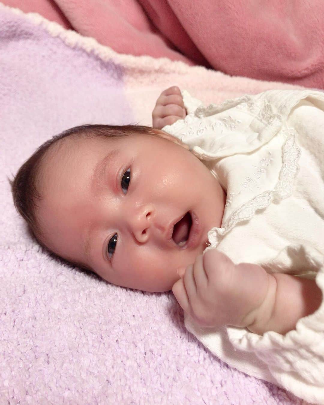 一木エリカのインスタグラム：「All I want for Christmas is you baby 👼🏻❤️🎄 1 month baby Emily🍼  生後１ヶ月👼🏻❤️ #alliwantforchristmasisyou #mariahcarey #絵心 #babyemily #1monthbaby #november11th #newbornbaby #赤ちゃん #生後１ヶ月 #えみりちゃん #クリスマスベビー」