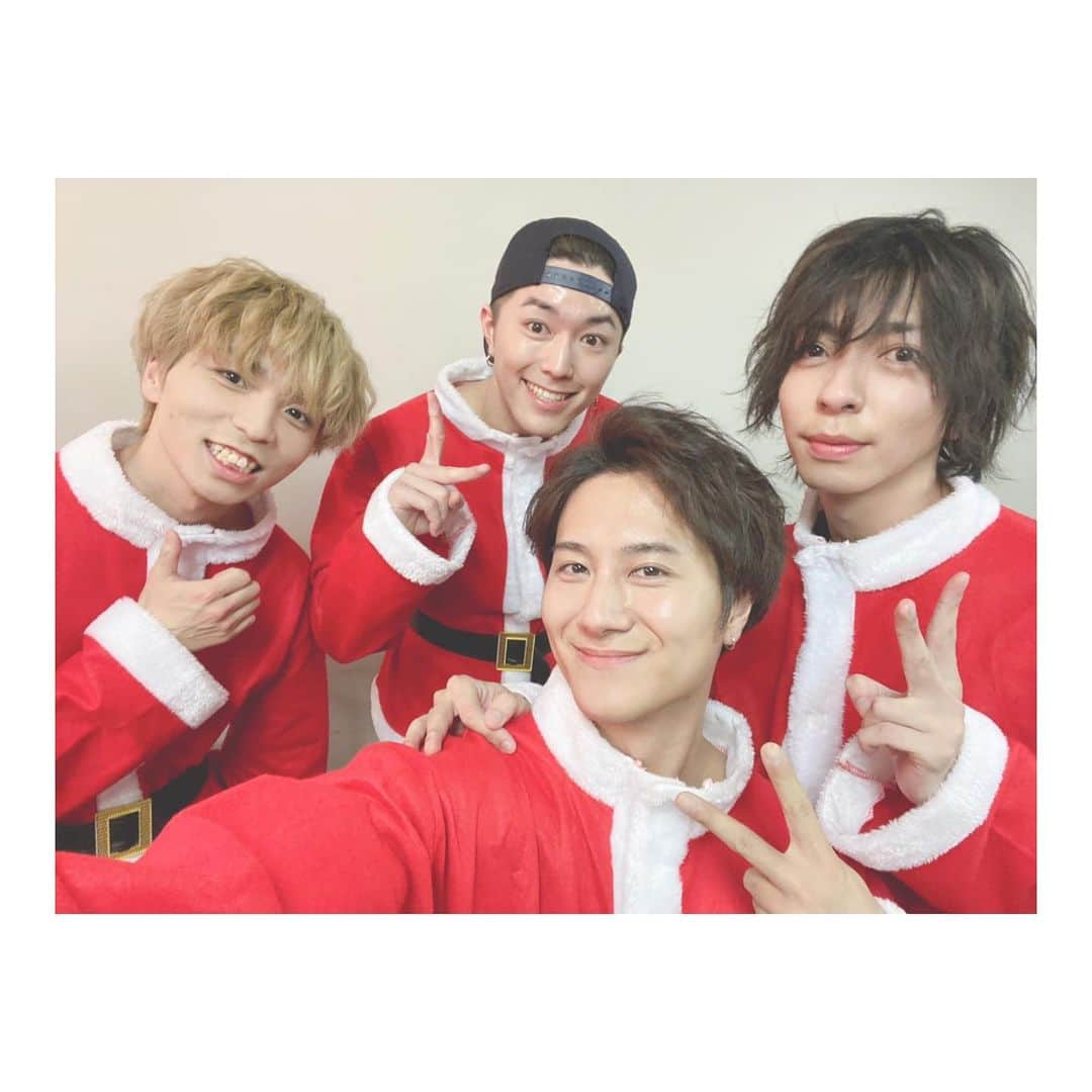 木下流声のインスタグラム：「‪. 『BuZZ ONEMAN PARTY “THE Golden X NIGHT “』‬ . ‪Ü-SAYに扮してサンタになりました🎅✨笑（ロボット難しかった。。笑）‬ . ‪そして”CIAO!”も出演させて頂きました！‬ ‪ハッピーなダンスで楽しかったー🤣笑‬ . ‪BuZZのみんな、誘ってくれてありがとう🙏✨‬ . ‪#3u22 #THEGoldenXNIGHT ‬」