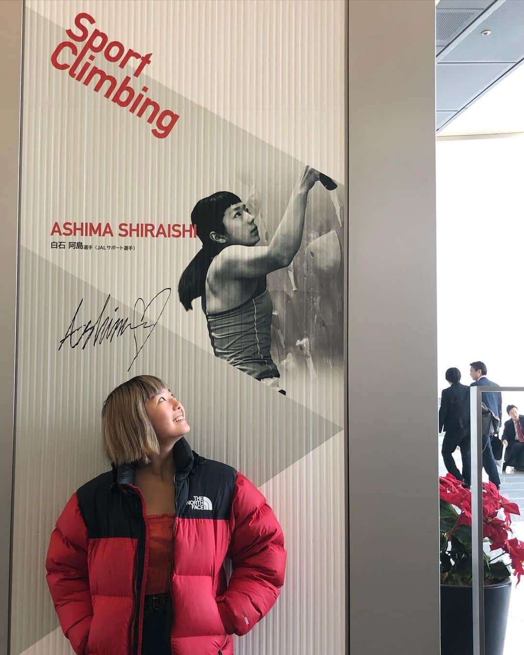 白石阿島さんのインスタグラム写真 - (白石阿島Instagram)「I climb everything. Even featureless pillars at @japanairlines_jal headquarters. 🕷🇯🇵」12月23日 22時49分 - ashimashiraishi
