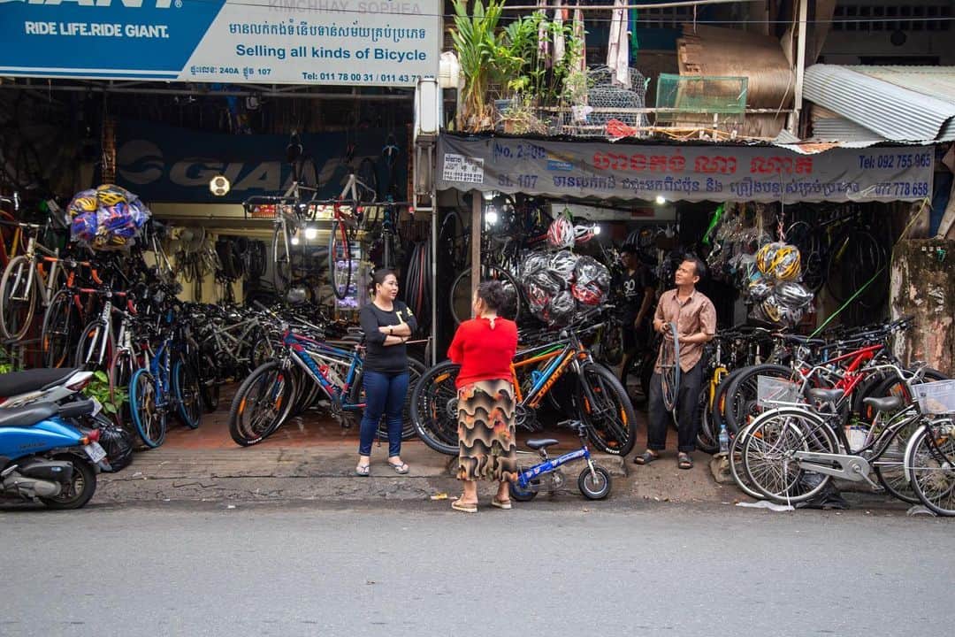 Shunsuke Miyatakeのインスタグラム：「Socializing with neighbors / Phnom Penh」
