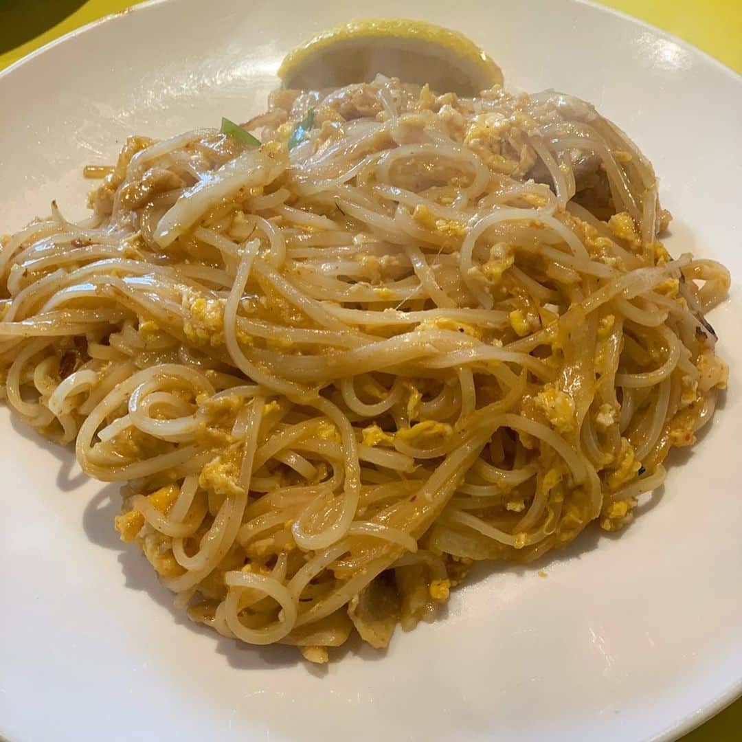 青山日和さんのインスタグラム写真 - (青山日和Instagram)「ㅤㅤㅤㅤㅤㅤㅤㅤㅤㅤㅤㅤㅤ ㅤㅤㅤㅤㅤㅤㅤㅤㅤㅤㅤㅤㅤ 2回売り切れで閉まっていて 3回目目は前の人で売り切れて 4回目にしてやっと入れた 堀内チキンライス。 ㅤㅤㅤㅤㅤㅤㅤㅤㅤㅤㅤㅤㅤ どれ食べても美味しすぎて、お腹いっぱいいっぱいでした🍴1枚目は海南鶏飯、2枚目はナシゴレン、3枚目はパッタイ！ ㅤㅤㅤㅤㅤㅤㅤㅤㅤㅤㅤㅤㅤ #あおやまご飯日記#天王寺グルメ#アジア料理#大阪グルメ#堀内チキンライス#売り切れ次第終了」12月23日 22時41分 - hiyo131131