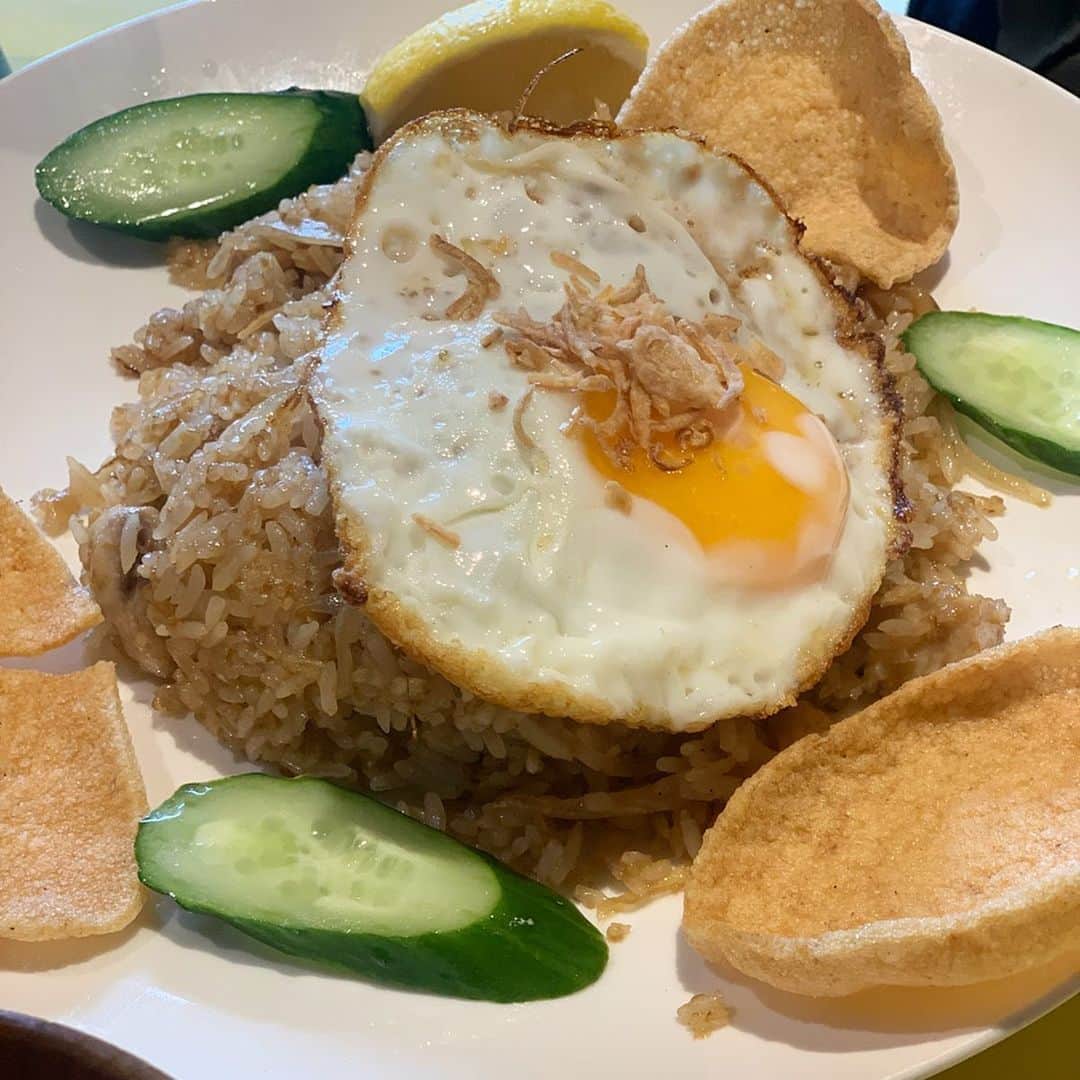 青山日和さんのインスタグラム写真 - (青山日和Instagram)「ㅤㅤㅤㅤㅤㅤㅤㅤㅤㅤㅤㅤㅤ ㅤㅤㅤㅤㅤㅤㅤㅤㅤㅤㅤㅤㅤ 2回売り切れで閉まっていて 3回目目は前の人で売り切れて 4回目にしてやっと入れた 堀内チキンライス。 ㅤㅤㅤㅤㅤㅤㅤㅤㅤㅤㅤㅤㅤ どれ食べても美味しすぎて、お腹いっぱいいっぱいでした🍴1枚目は海南鶏飯、2枚目はナシゴレン、3枚目はパッタイ！ ㅤㅤㅤㅤㅤㅤㅤㅤㅤㅤㅤㅤㅤ #あおやまご飯日記#天王寺グルメ#アジア料理#大阪グルメ#堀内チキンライス#売り切れ次第終了」12月23日 22時41分 - hiyo131131