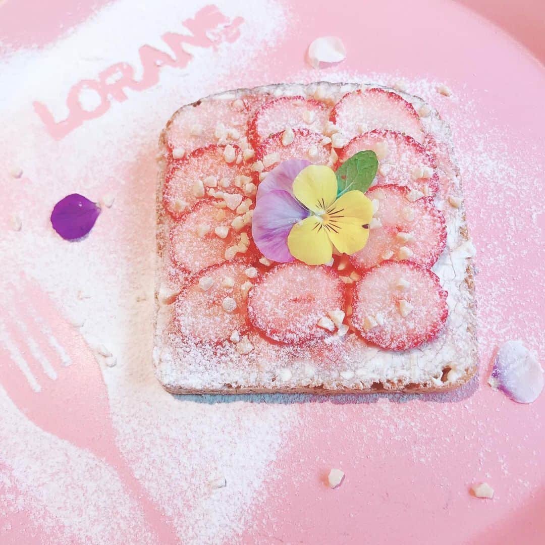 吉田万葉のインスタグラム：「お花屋さんのCafe🌹 美味しくて、ヘルシー キレイになれそうな気がするね(*ฅ́˘ฅ̀*)♥気分はね  #苺 #サーモン #オープンサンド #スムージー #原宿カフェ #原宿ランチ #フラワーショップ #jk #jk1 #idol #アイドル #girl #Instagram」