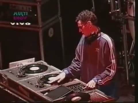 荒井 結生 Yuki Araiのインスタグラム：「「High Times」Jamiroquai (1997) Live in Brazil  97年はJamiroquaiの当たり年！ （と勝手に思っています） この頃どのライブでもほぼ必ずHigh Timesは演奏していますが、これが個人的にはベストテイク。 （96年と97年はほぼ変わんないけど間奏のアレンジはこっちの方がメリハリがある） Simon Katzのな〜んか舌ったらずなギターソロで爆発して、ブリブリのベース、プリミティブなスクラッチで畳み掛け、最後はキレキレのホーン。 テンションに無理矢理ブーストかけたい時におすすめ。」