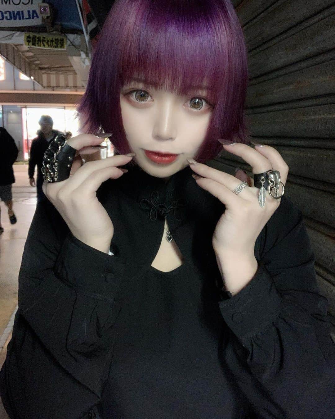 ももかわのインスタグラム：「ブリンドルさん第2弾🖤 作りも丁寧で､デザインも素敵🥀  黒の服装する時にめちゃくちゃ合う👍🏻🖤 Twitter @ brindle926 Instagram @brindle_926」