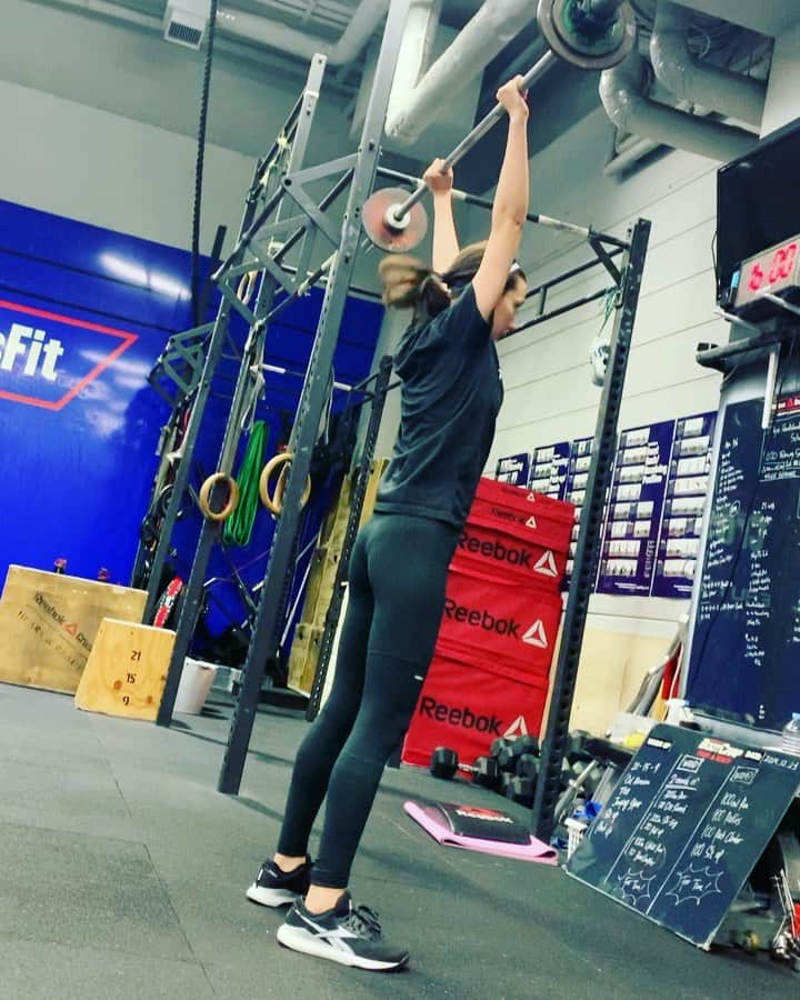 仲里依紗のインスタグラム：「2019年最後のクロスフィット🏃‍♀️✨ 2020年も更なる自分の身体の進化を目指し💪🏼❗️ たのしんでトレーニングできますように🥰 . thank you💕 @aya_fitness . training wear🏋️ @reebokjp」
