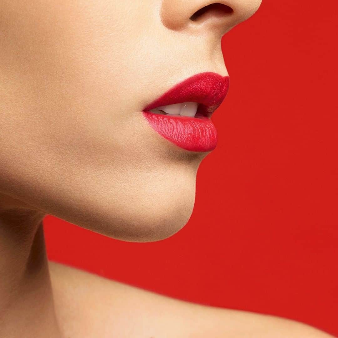 Armani Beautyさんのインスタグラム写真 - (Armani BeautyInstagram)「Uplifting, vibrant and elegant. ROUGE D’ARMANI MATTE in shade 404 “Stroke” captures the mood of the season.  #ArmaniBeauty #RougeDArmaniMatte #makeup」12月23日 22時59分 - armanibeauty