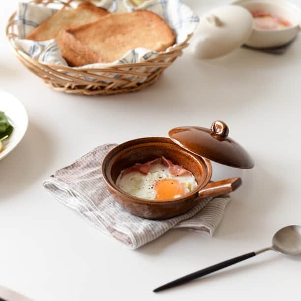 北欧、暮らしの道具店さんのインスタグラム写真 - (北欧、暮らしの道具店Instagram)「明日の朝ごはんのおかずが、楽々つくれます♪ . - - - - - - - - - - - - 毎朝の心づよい味方！ レンジでかんたんに卵料理が作れる エッグベーカー。  器に卵とベーコンを入れ、 塩コショウをひと振りするだけ。  電子レンジで約1分半 加熱する時間を入れても、 10分以内で完成するんですよ。 . 小腹が空いたときも、 かんたんに温かいおかずがサッと作れます。  一度茹でて、冷凍保存していた ブロッコリーに、 チーズと塩こしょうをかけて、 電子レンジで約1分。 あっという間においしいおかずの 出来上がりです！ . 直火やオーブンでももちろんOKです。 調理したまま食卓へ出せるので、 洗い物が少なくて済むのも助かりますよ◎ . - - - - - - - - - - - - 長谷園/エッグベーカー/ブラウン・ホワイト . ▶️お買いものは写真内のタグをタップ！　またはプロフィールのリンクからどうぞ→@hokuoh_kurashi ・ #kitchen#kitchendesign#kitchenware#food#foodstagram#eggmenu#エッグベーカー#長谷園#キッチン#キッチン雑貨#食器#朝ごはん#ランチ#夜ごはん#ディナー#シンプル#シンプルライフ#シンプルデザイン#暮らしを楽しむ#日々の暮らし#北欧#暮らし#北欧暮らしの道具店」12月23日 23時00分 - hokuoh_kurashi