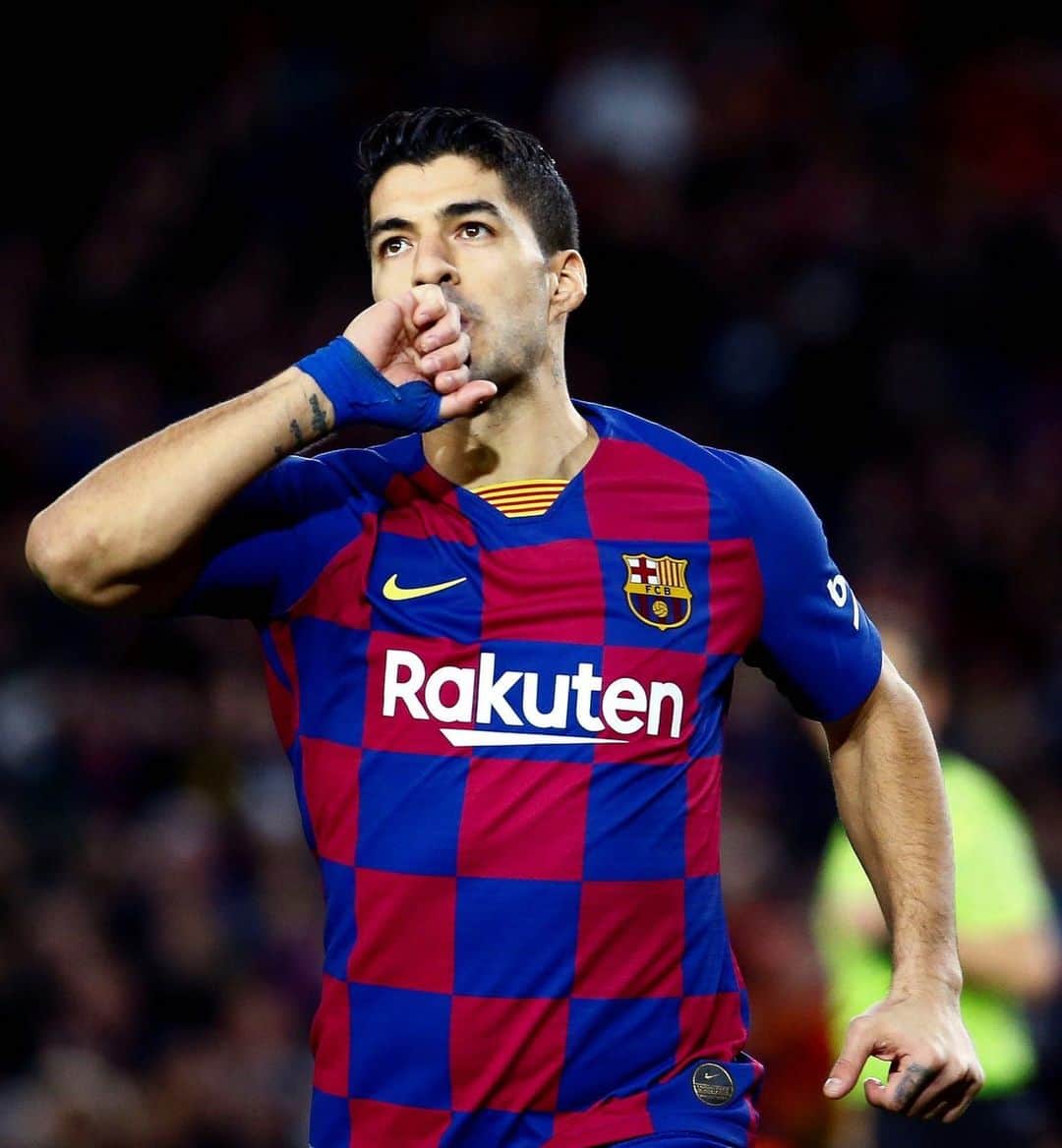 LFPさんのインスタグラム写真 - (LFPInstagram)「A GOAL kiss! 😘⚽️ • ¡BESO de gol! 😘⚽️ • #LuisSuarez #Barça #Goal #LaLiga #LaLigaSantander」12月23日 23時01分 - laliga