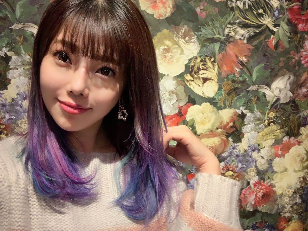 のインスタグラム：「･ 社会への反発ヘア新作です。 (略して反社、、、いえ社反ヘアです💕) ･ スーパー宮地さん @miyachinoriyoshi に 青･ミント･紫･ピンクを 派手目に入れてもらいました！ ･ 派手目に入れたのに、 なんかそんな派手に見えずに、、 って言ったら宮地さんに十分派手です🥴 ってつっこまれそうだけど、 馴染んでいてスーパー嬉しい🤤 ･ やっぱりスーパー宮地さん天才っ！ 今は夫婦揃ってお世話になっています😆 ･ 今年はこちらのカラーで締めくくりたいと思います🎍 ･ それにしても2019年は 本当に沢山の社会への反発ヘアを やっていただきました。 ･ この前SHACHUへ行ったら、 杏奈さん今日で来店30回目ですっって言われたの！ まだ初めてお邪魔してから １年も経ってなかったのに！笑 ･ 紹介してくれたぐっさん @chibilisa ありがとう🥺 ･ ･ ちょっとしたお仕事の諸事情で あと3ヶ月で社会への反発ヘア卒業の危機なので、 残り3ヶ月間思いっきり色んなカラーを 楽しみたいと思います🥺💕 ･ ･  #社会への反発ヘア#shachu#haircolor#hairsalon#color #shibuya#newhaircolor#美容院#blondehair  #ハイトーン#ハイトーンカラー#デザインカラー #hairstyle#selfie#me#wavehair#ブリーチ #colortreatment#ユニコーン#ユニコーンカラー」