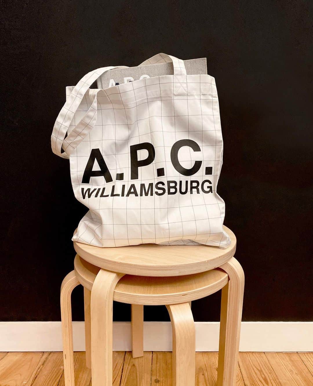 アーペーセーさんのインスタグラム写真 - (アーペーセーInstagram)「To celebrate its opening, come by the new A.P.C. Williamsburg store and get a free, one-of-a-kind A.P.C. Williamsburg tote bag with any purchase (no minimum requirement, while supplies last). This bag is made from fabric recycled from our past collections.  Address : 94 North 3rd st. Brooklyn, NY 11249  #APC #Williamsburg #Brooklyn #StepByStep #APCtotebag」12月23日 23時01分 - apc_paris