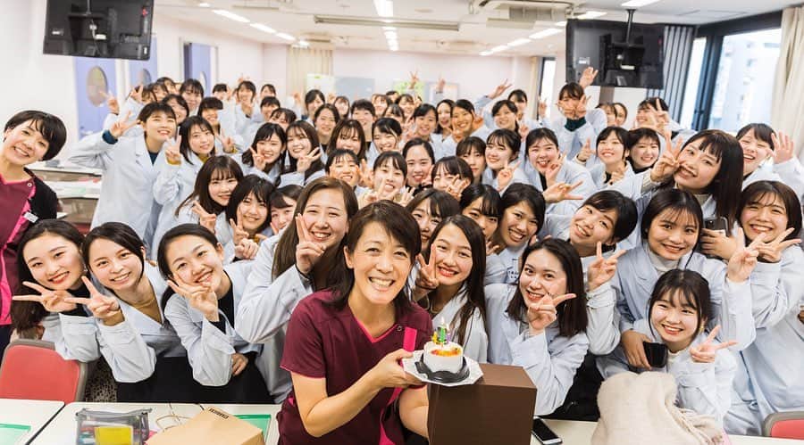 のインスタグラム：「Happy Birthday🎉 . 年内最後の授業となった今日 帰りのホームルームの時間になると どこからともなく学生たちの バースデーソングを歌う声が😳🎶 . もうすぐ誕生日を迎える担任の先生に サプライズでケーキをプレゼントしました🎂 . その心遣いに、先生も思わず感動…😢✨ . . #新大阪歯科衛生士専門学校 #sdhc #歯科衛生士 #誕生日 #hbd #bd #クリスマス #Xmas #Christmas #smile #仲間 #friend #友達 #bff #学校 #school #夢 #dream #専門学校 #happy #love #fun #girl #likeforlike #like4like #instagood #instalike #dental #dentalhygienist  #dentalhygiene」