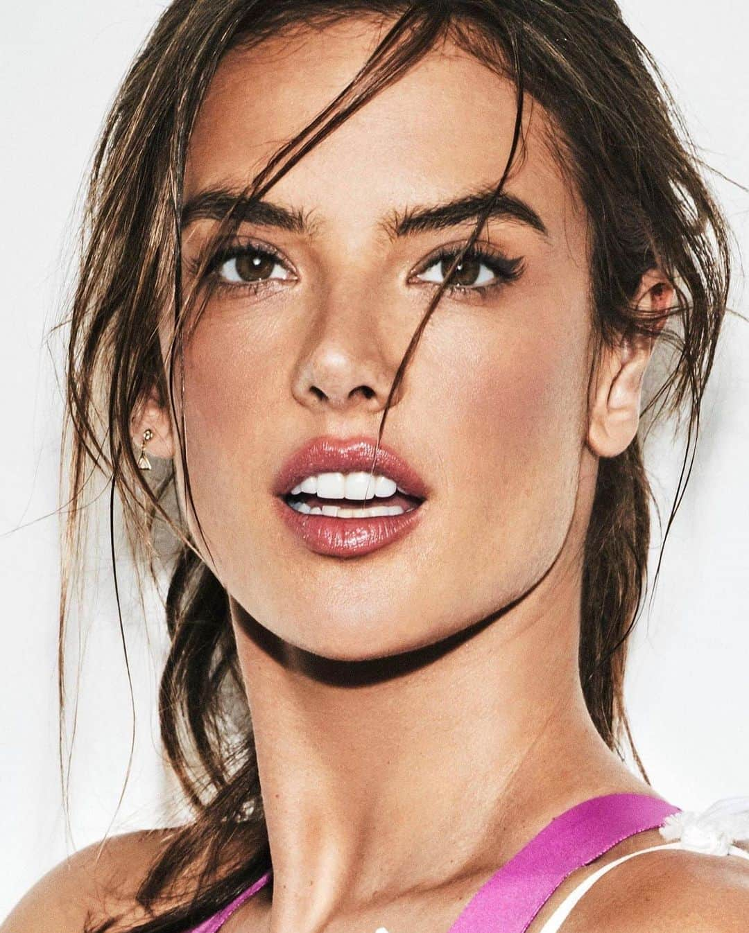 Carolina Gonzalezさんのインスタグラム写真 - (Carolina GonzalezInstagram)「💋A L É💋 @alessandraambrosio  for @prettyballerinas  #photo @mariosierrafotografo  #stylist @natyabascal  #hair @frankiefoye  #makeupCarolinaGonzalez  #CGonzalezBeauty  #AlessandraAmbrosio」12月23日 23時15分 - cgonzalezbeauty