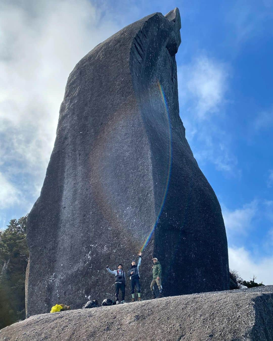 井浦新さんのインスタグラム写真 - (井浦新Instagram)「ついに！ ずっと憧れていた太忠岳の山頂に鎮座する天柱石へ！ 屋久島３大急登の一座だけあって 斜面に這いつくばりながらの道程はハードだったけど 天柱石のケタ外れの巨大さに大興奮し 溢れんばかりの感動につい手から光線出た🌈 それ程の大きな喜びをありがとう #屋久島 #太忠岳 #天柱石 #巨石 #protrek #keen #gregory #elnest」12月23日 23時09分 - el_arata_nest