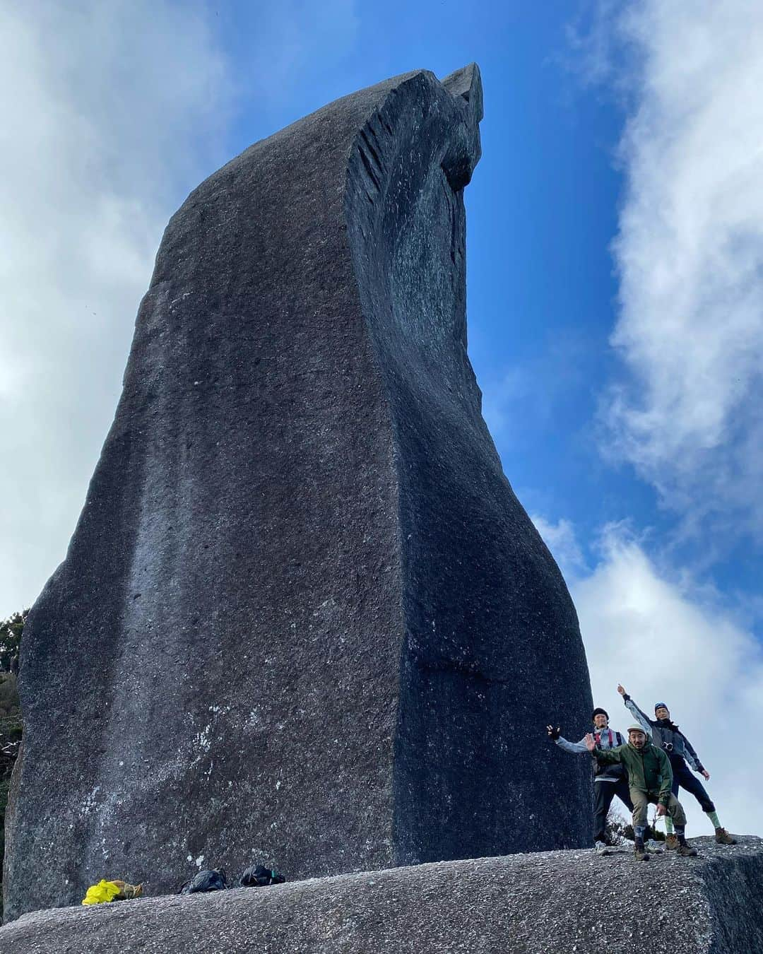 井浦新さんのインスタグラム写真 - (井浦新Instagram)「ついに！ ずっと憧れていた太忠岳の山頂に鎮座する天柱石へ！ 屋久島３大急登の一座だけあって 斜面に這いつくばりながらの道程はハードだったけど 天柱石のケタ外れの巨大さに大興奮し 溢れんばかりの感動につい手から光線出た🌈 それ程の大きな喜びをありがとう #屋久島 #太忠岳 #天柱石 #巨石 #protrek #keen #gregory #elnest」12月23日 23時09分 - el_arata_nest