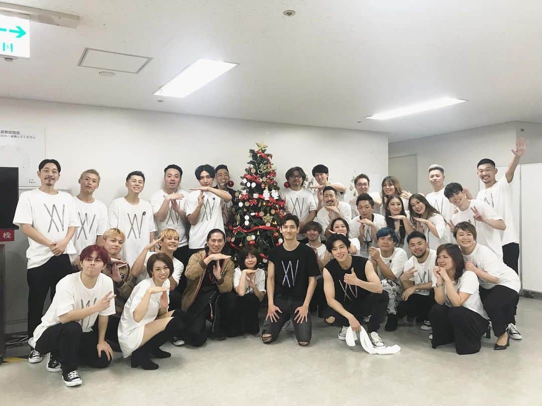 SONNYのインスタグラム：「令和元年 2019 Last Live🎄 . 今年は新たにストリングスセクションも加わり、ツアー歴代最多サポート演者人数、総勢27人の Musicians & Dancers で記念すべき東方神起15周年のステージに華を添えてます。 毎年思うけど一流ミュージシャン達とステージ上でパフォーマンス出来るのもツアーの現場ならではのありがたい経験と財産。 . 今年も暖かい声援＆応援ありがとうございました。  See you all in 2020 . #東方神起 #tohoshinki  #東方ダンサーズ #TOHODANCERS」