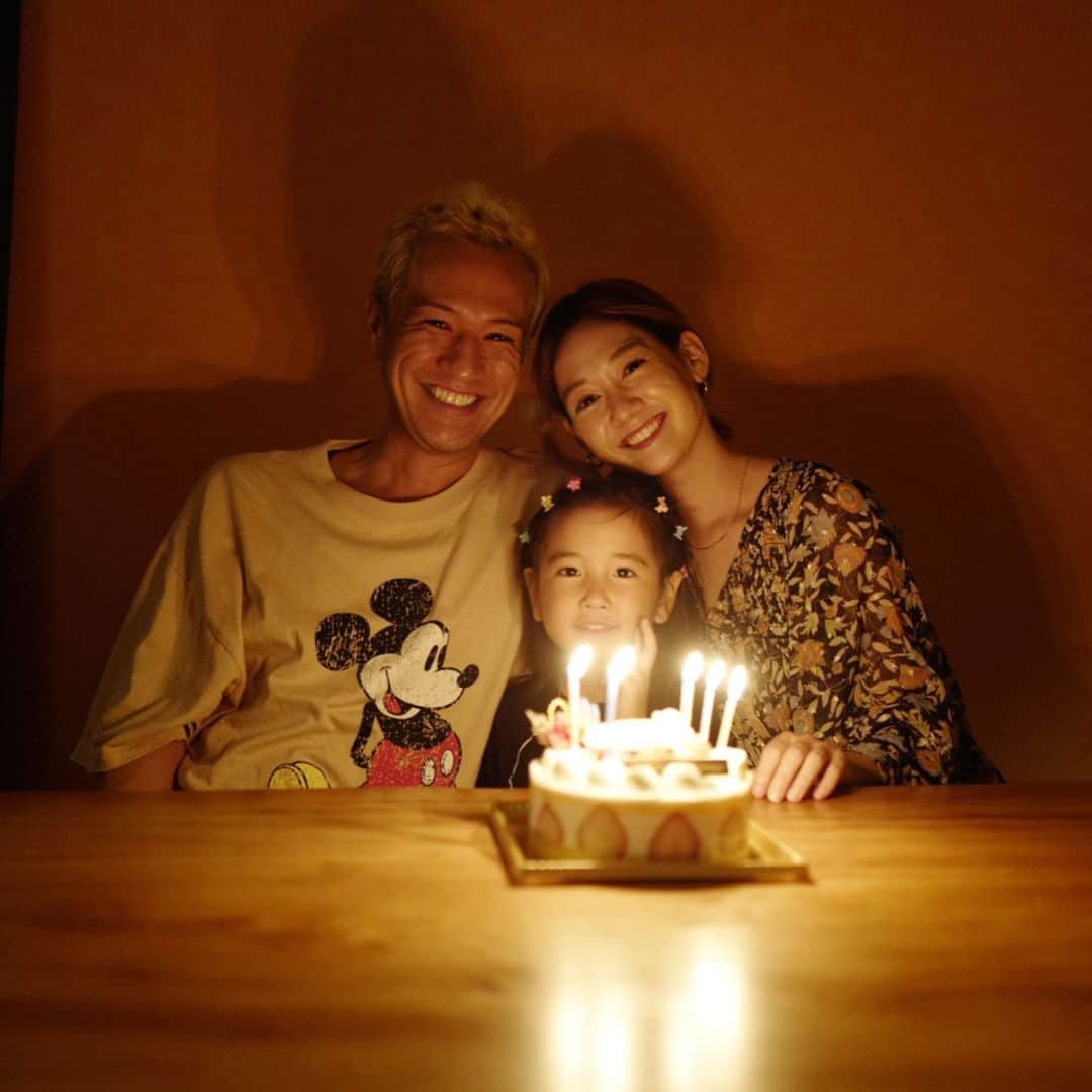 のインスタグラム：「40歳になりました。家族と両親に誕生日をお祝いしてもらって幸せでした🎂☺️🙌🏻✨ . #誕生日 #1979年 #12月23日 #40歳 #家族 #沖縄 #お祝い」