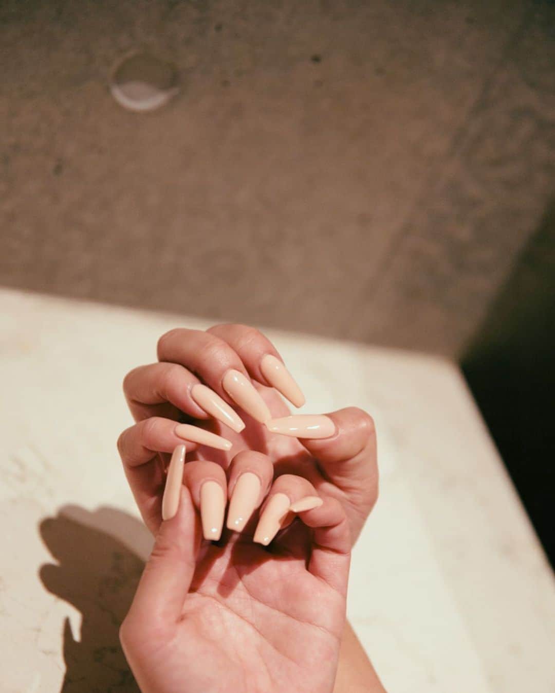 MARISのインスタグラム：「New nails 💅 I love simple and natural when it's winter💅 #pinkbeige  本当のカラーはもうちょいピンクよりのナチュラルベージュ❤︎ すっごく可愛いカラーで今は髪も派手だからネイルはナチュラルカラーにしたよん❤︎ Nailed by @yuu_colorsnail @colorsnail.official  ではbye bye Tokyo ❤︎ #nailstagram #naildesign #nails #natural #pink #beige #ネイル」