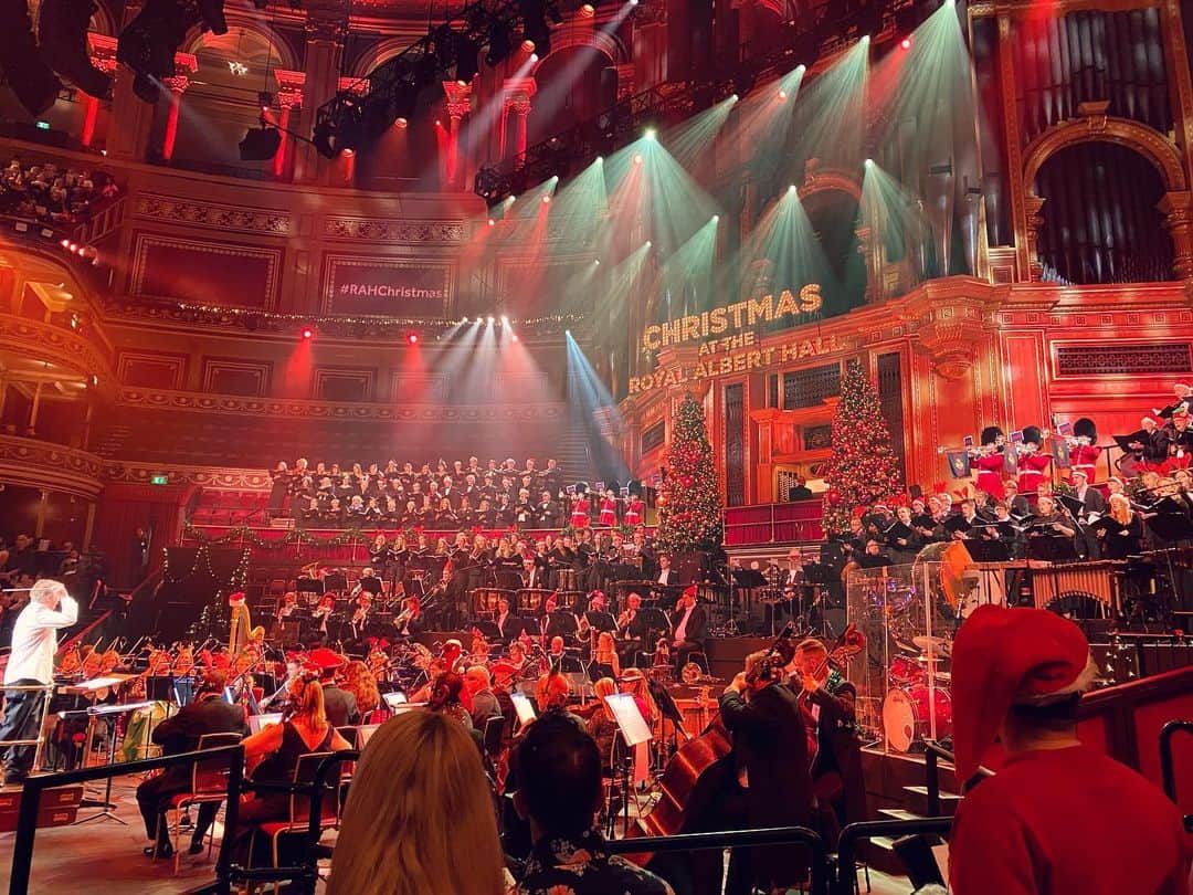 MEGのインスタグラム：「Beautiful...🎄」