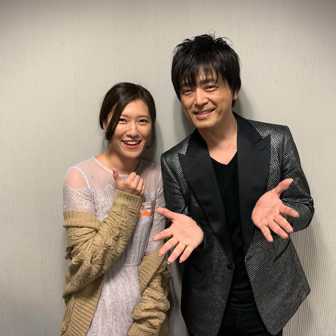 弘松優衣のインスタグラム：「【押尾コータロー クリスマス・ライブ2019🎄】 ・ 先日、押尾コータローさんのライブにお邪魔しました✨ ・ 戦場のメリークリスマスから始まって、キャッチでも披露していただいた Together!!!、 最後はジョンレノンのHappy Xmas。 ・ ・ コータローさんがたった一人で爪弾くギターは、 オーケストラや壮大なバンド演奏でもひきつれているかのような存在感がありました・・・😳😳 音楽に造詣が深いわけでは全くないのでえらそうなこといえないんですが、 本当に一人？！ほかに誰かいるんじゃないのかなと思うほど様々な音色が次々と繰り出されるまさに神の手。👋 ・  広い会場の中でただただコータローさんの指先だけに集中していた2時間半でした。🤤❄️ ・ コータローさん、スタッフの皆さんありがとうございました🌹 お土産にいただいたライブ限定 エスコヤマのチョコレートケーキも美味しかった♡° ・ #押尾コータロー さん #クリスマスライブ」