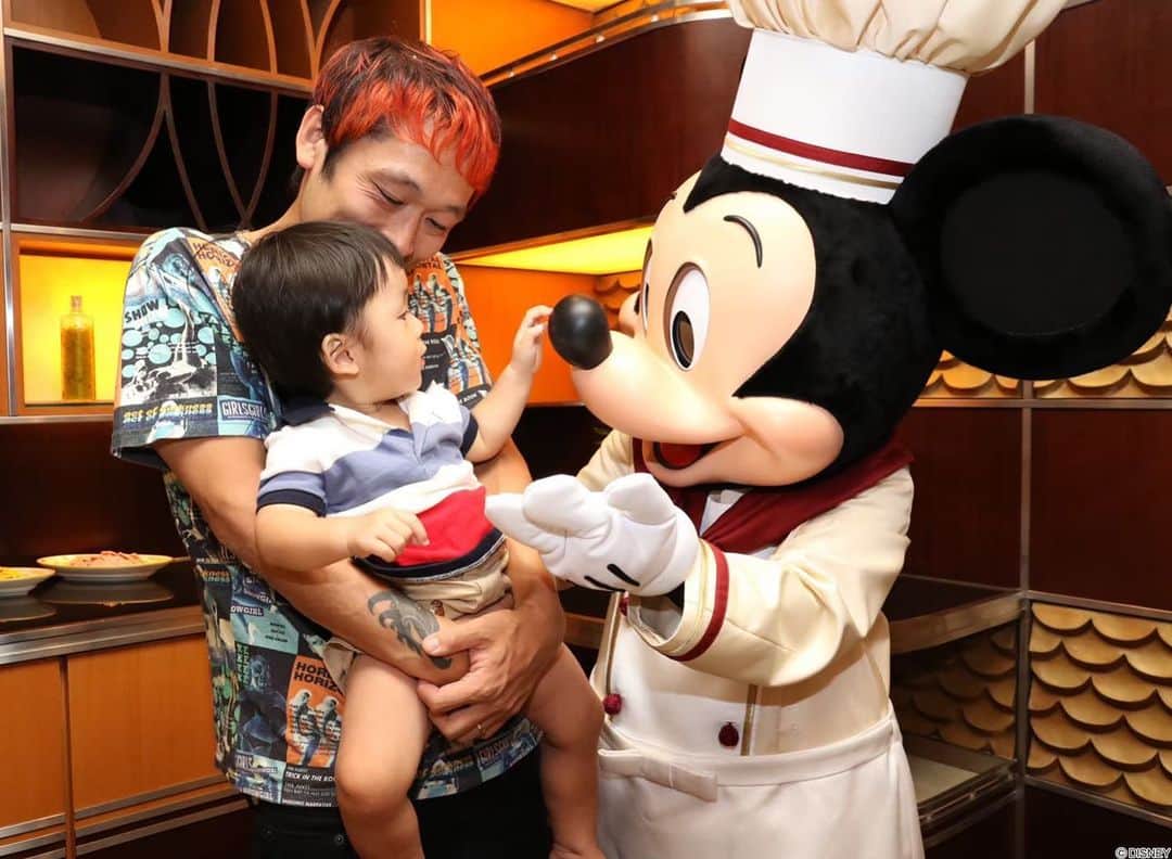 のインスタグラム：「今年ももうすぐ終わりだなぁ。  今年も色々あった。  来年は年明けからちょいちょいテレビ出させてもらえるので、楽しみにしててくらさい。  ちなみに写真はハロウィンの時期に行ったディズニーで。  生マジで感動した❣️ #今年ももうすぐ終わりますね #今年の思い出」