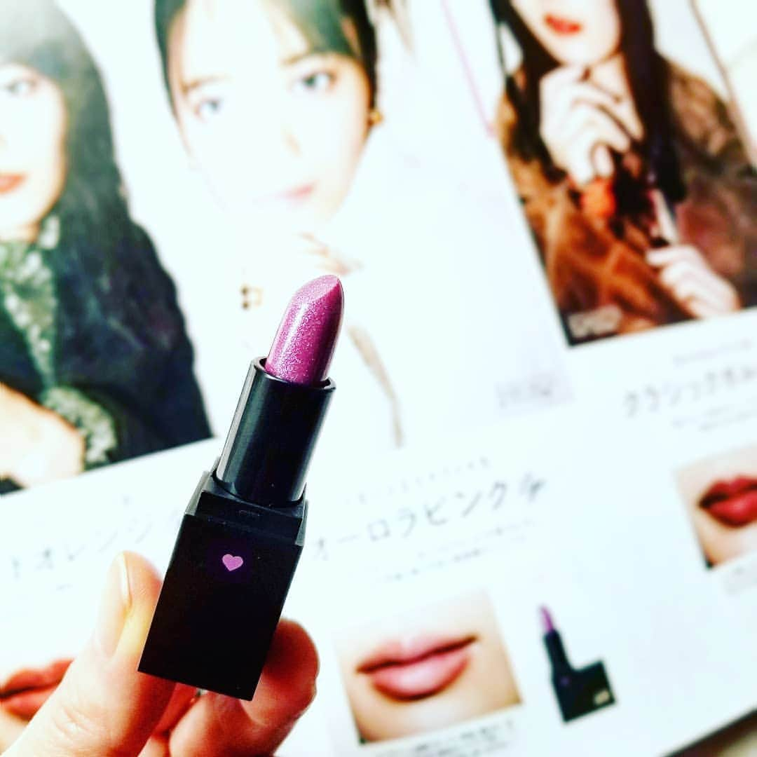 Ginaさんのインスタグラム写真 - (GinaInstagram)「お陰さまで大反響🙌  今月のスペシャル付録💄 H&Mとコラボした #ミニミニリップ 5本セット！ㅤㅤㅤㅤㅤㅤㅤㅤㅤㅤㅤㅤㅤ 中でもSNS人気NO.1、編集部でも一番の自信作は、ラメがザクザクと入った「オーロラピンク」。お試し頂いた方は分かると思いますがこれ、かなり薄付きなんです。が、このラメ感、瑞々しい "ちゅるん" と感をぜひ楽しんでみてください🙂  大人っぽいけど、どこか可愛げのある雰囲気が演出できますよ🌹ㅤㅤㅤㅤㅤㅤㅤㅤㅤㅤㅤㅤㅤ また手持ちのリップと重ねてみるのもアリ⭕。普段使わない色も、この機会にいろいろ試して、いろいろ遊んでみてもらえたらうれしいです🧡  #Gina #Ginamagazine #GinaWinter #Gina付録 #HandM #ミニミニリップ」12月23日 23時25分 - gina_mag