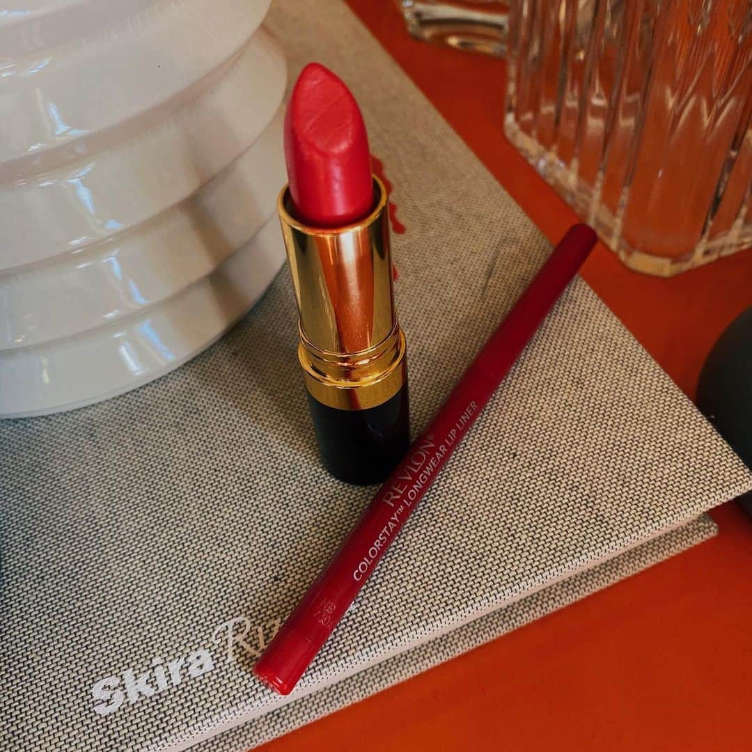 Revlonさんのインスタグラム写真 - (RevlonInstagram)「It’s only Monday, but we’re feeling lots of texture today❗️ @kristennoelcrawley threw on #ColorStay Lipliner in Red (675) all over her lips, then tapped #SuperLustrous Lipstick in Fire & Ice (720) in the middle, creating a little contrasting textured. 💋 . Our #12DaysofGlam ✨ is winding down, but the parties are just getting started. Check back tomorrow for our final look and don’t forget to show us how you wear your #holidaymakeup with #revlon #liveboldly! 💄  #GlamFam #lipstick #lipliner #motd」12月23日 23時28分 - revlon
