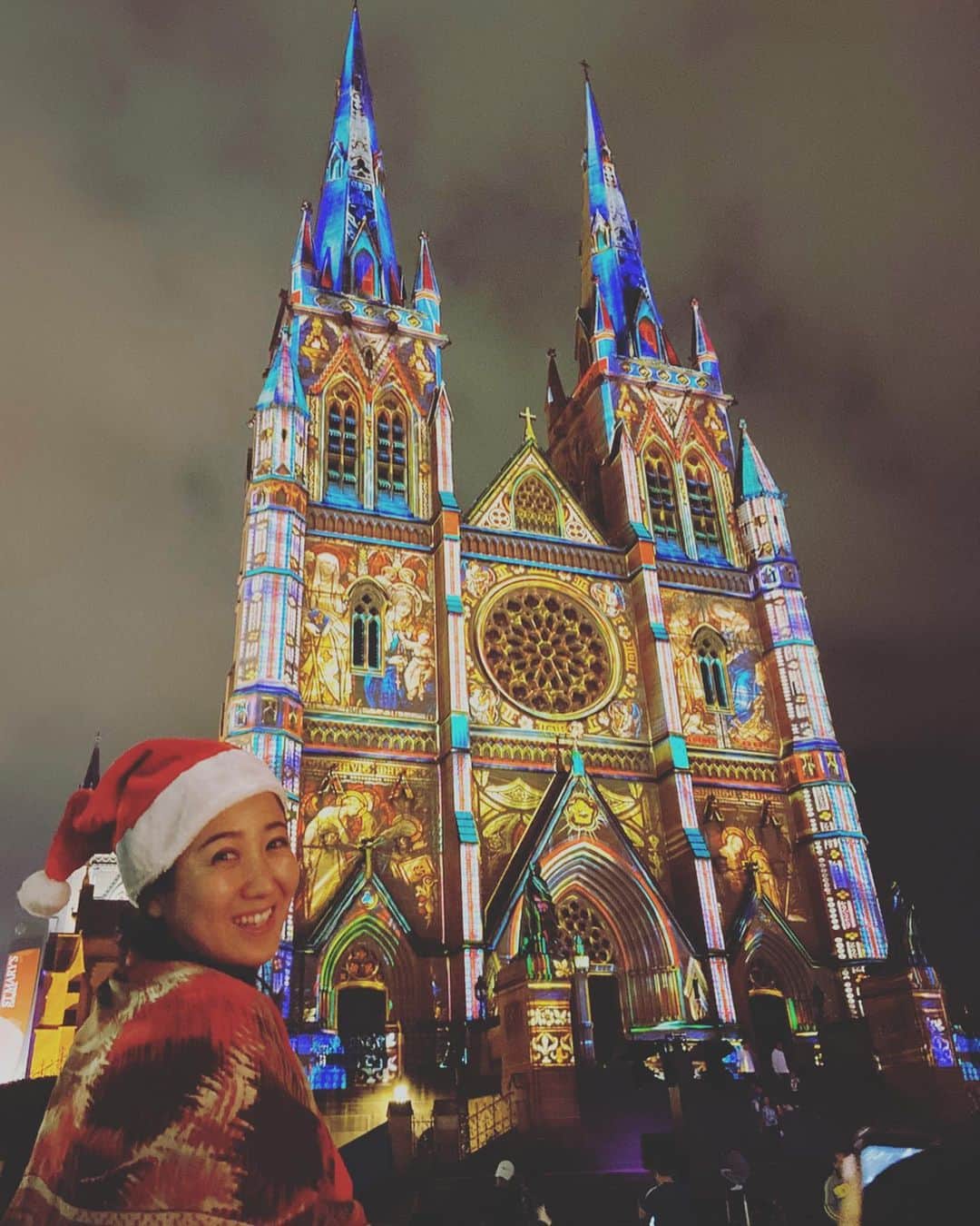 荒尾茉紀さんのインスタグラム写真 - (荒尾茉紀Instagram)「もうすぐクリスマス🎄その1。いい歳してサンタ帽かぶって街中歩いてます🤣ハウステンボスを思い出す素敵なプロジェクションマッピング😍無料だよ✨ ##sydney #lights #christmas #メリークリスマス #サンタさん🎅」12月23日 23時28分 - maki.arao