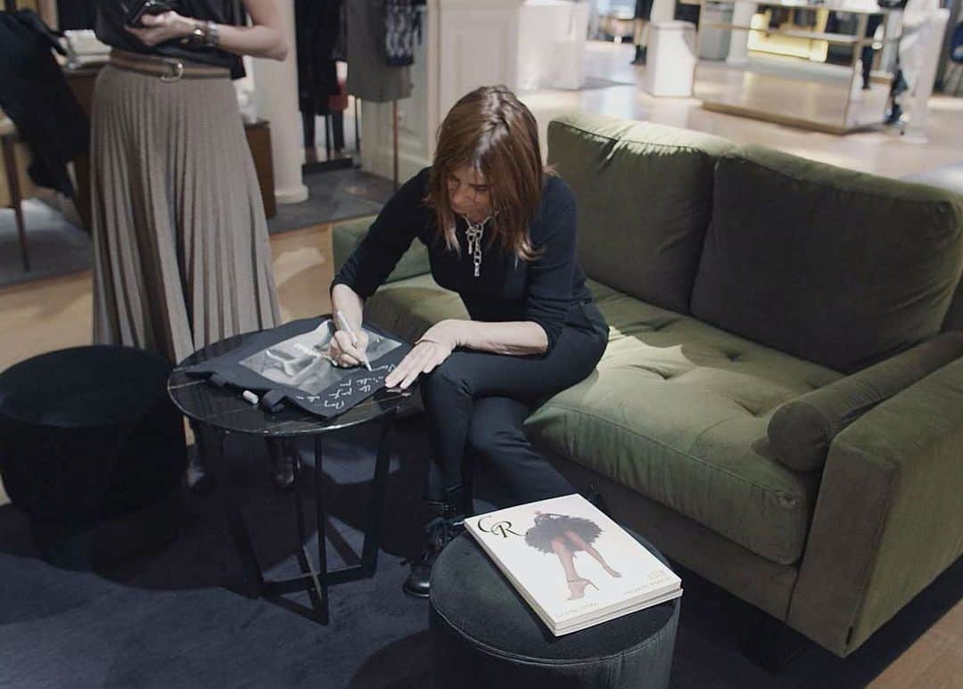 カリーヌ・ロワトフェルドのインスタグラム：「Had a great time signing some limited edition tote bags at the @carineroitfeldparis perfume bar on the second floor of @lebonmarcherivegauche, you can still come and meet my #7lovers until Jan. 5th 2020! And thank you @nv.gallery for helping us create our beautiful pop-up lounge area 😉」
