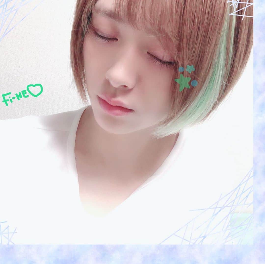 のインスタグラム：「Fi-Neさんでヘアメンテナンス して頂きました(´<_｀ )✌️ 髪伸ばすか悩んでたけどやっぱショート楽ちんだ〜😂😂 いつもありがとうございます！ ネイル最近サボってるから 自爪伸ばします🙄🙄 #へあからーちぇんじ #ミントグリーンカラー #ミントグリーン #メッシュカラー #原宿 #ショートカット女子 #ショートカット」