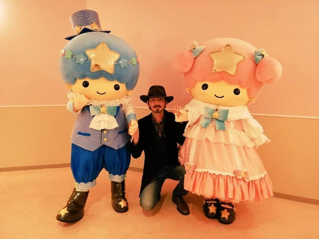 平井“ファラオ”光さんのインスタグラム写真 - (平井“ファラオ”光Instagram)「誕生日だよリトルツインスターズ！  僕とキキくんが帽子の形同じだからララちゃんが今度はツインテールにしてきてほしいって。  ど…努力します。  #サンリオ #sanrio #サンリオ部 #芸能サンリオ部 #ピューロランド #サンリオピューロランド #ピューロアンバサダー #グリーティング #リトルツインスターズ #キキララ #littletwinstars #カワイイ #kawaii #귀엽다 #ゆめかわいい #天使 #完全に天使 #べらぼうに天使 #純度100%の天使」12月23日 23時35分 - hirapoyopharaoh