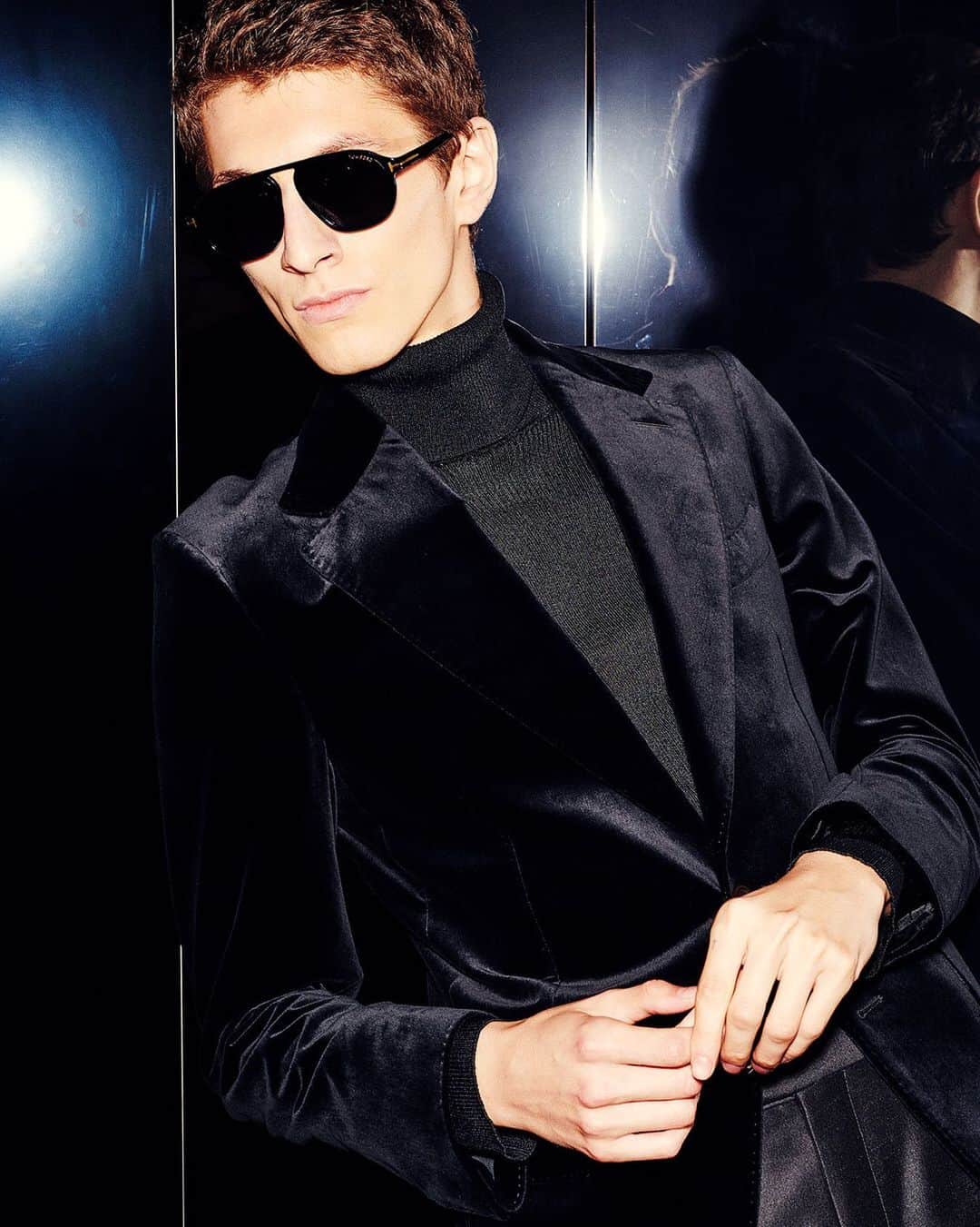 トムフォードさんのインスタグラム写真 - (トムフォードInstagram)「Pair a velvet cocktail jacket, turtleneck and sleek sunglasses for a modern evening look. #TOMFORD」12月23日 23時38分 - tomford