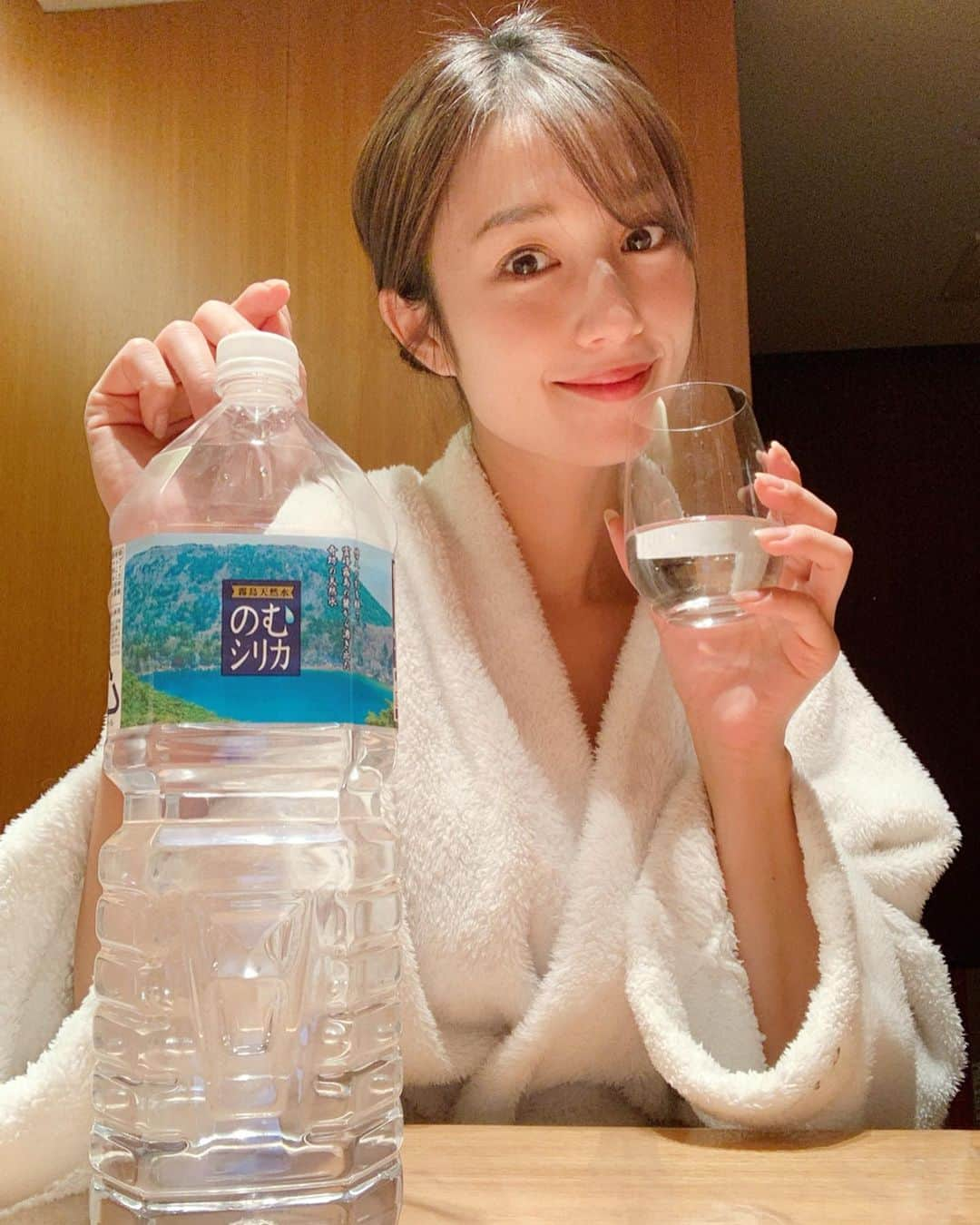 広瀬未花さんのインスタグラム写真 - (広瀬未花Instagram)「忘年会シーズンも佳境となってきてますね笑 日を跨げば、もうクリスマス🎄🎅🎁 イベントが続き、どうしてもお酒を飲む機会が増えるこの季節ですが、皆さんお酒だけじゃなくお水もちゃんと飲んでますかぁ？？ ・ 私が日頃より愛飲していてオススメのお水が、“のむシリカ”(@nomusilica_official )✨ しかも、今回ドーンと2リットルサイズが新登場しましたよ！ とっても嬉しい❤️ ・ 朝起きて一杯、あとはお風呂の湯船浸かる前後は少し多目に必ず飲んでます♪ それからオススメなのが、お料理にも使うこと🍳 ・ 以前もご紹介してますが、 シリカは美容にもいいとされているんですよ！ のむシリカは、4大ミネラルがとても豊富で、新陳代謝をあげてくれたり、お通じが良くなる効果もあるんです♪ お水を摂取することも大事だけれど、溜め込まずにしっかりと排出することも大事✨ 腸のマッサージや、適度な運動もしましょうね✨ ・ ・ ・ 風邪が流行っていますが、 皆さんお気をつけて素敵なクリスマスをお過ごし下さいね❤️ ・ ・ ・ 以上、現場からバスローブでお届けでした笑😂 おやすみなさい😘 ・ ・ ・ #シリカ #シリカ水 #のむシリカ #のむシリカ2リットル #霧島天然水 #Supported#お肌がやっと回復#お料理にも使える  #pr#美容のこと」12月23日 23時46分 - micahirose