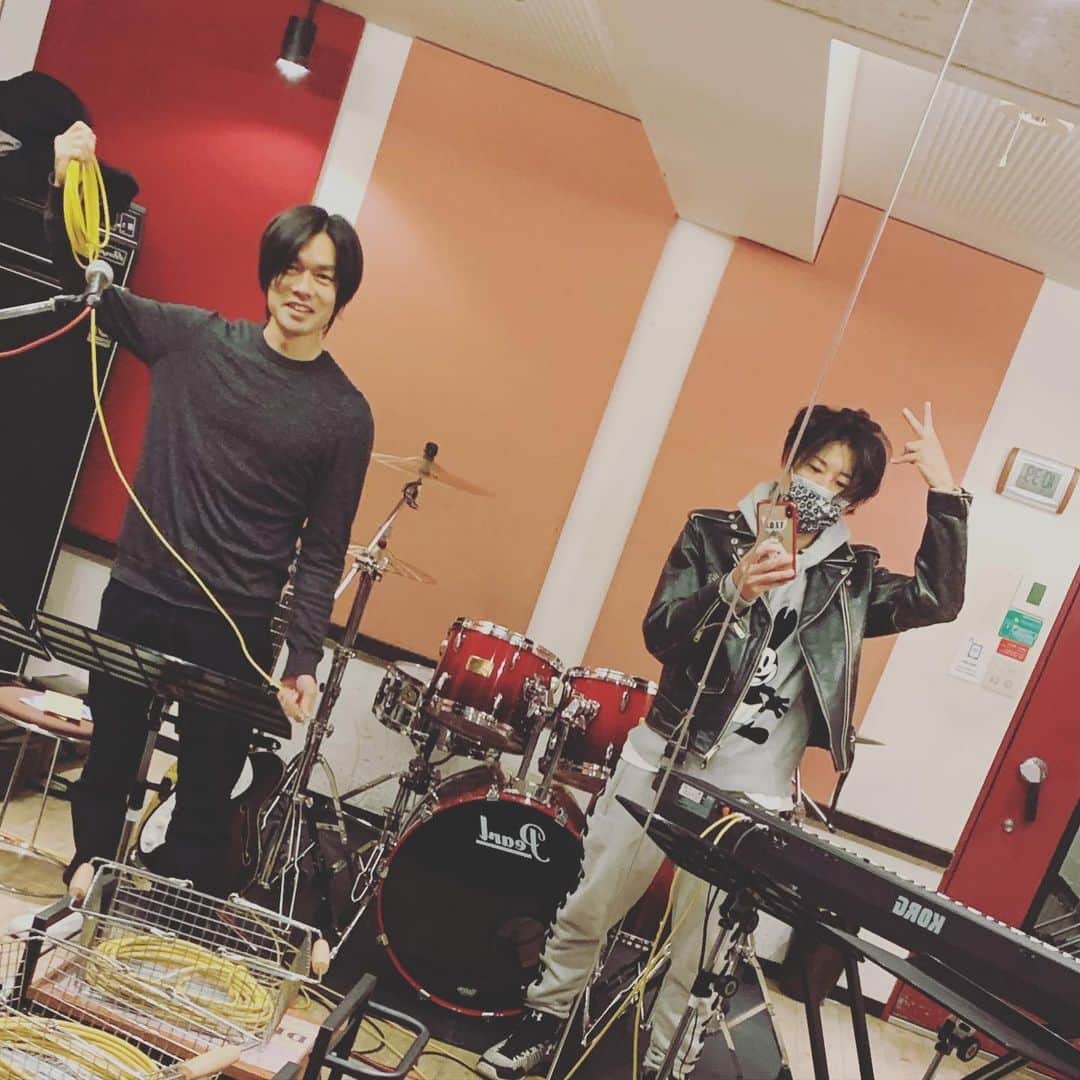 染谷俊のインスタグラム：「明日のリハーなう。 Tomorrow is Shun cafe TOKIO at Xmas！ 来てくれる予定の人は、 風邪ひかないようにねー！ 来られないみんな、 どこかで楽しむみんな、 どこかでガンバるみんな、 ソラ見上げて、ふーっと…ハートのヒトツ、 渋谷のほうへ、飛ばしてくれっちゃー♪  メリクリんー  #染谷俊 #Shun’s Cafe」