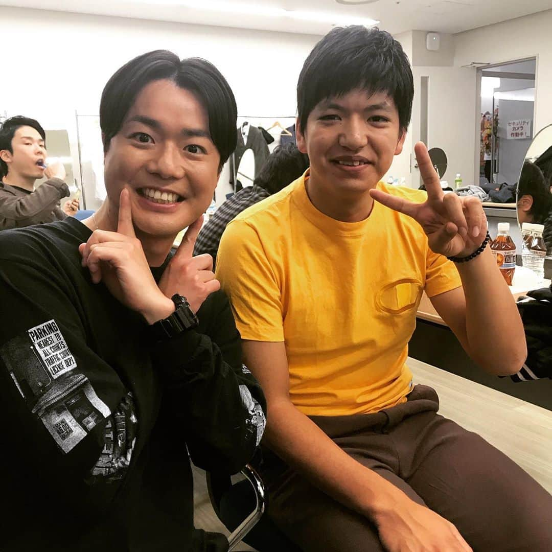 しゅうぺいさんのインスタグラム写真 - (しゅうぺいInstagram)「M-1キッカケで仲良くなりました✨ からし蓮根伊織くん😊 インスタ見てたらいきなりイイね 押してきてビックリ‼️ だがしかし‼️ そーゆーノリ全然好きーー👍 大阪に友達できた✨ 伊織くんまたねー😆  #からし蓮根 #伊織 くん #M1グランプリ #ぺこぱ #サンミュージック #おくんなましー #シュウペイポーズ」12月24日 10時38分 - pekopa.shupei