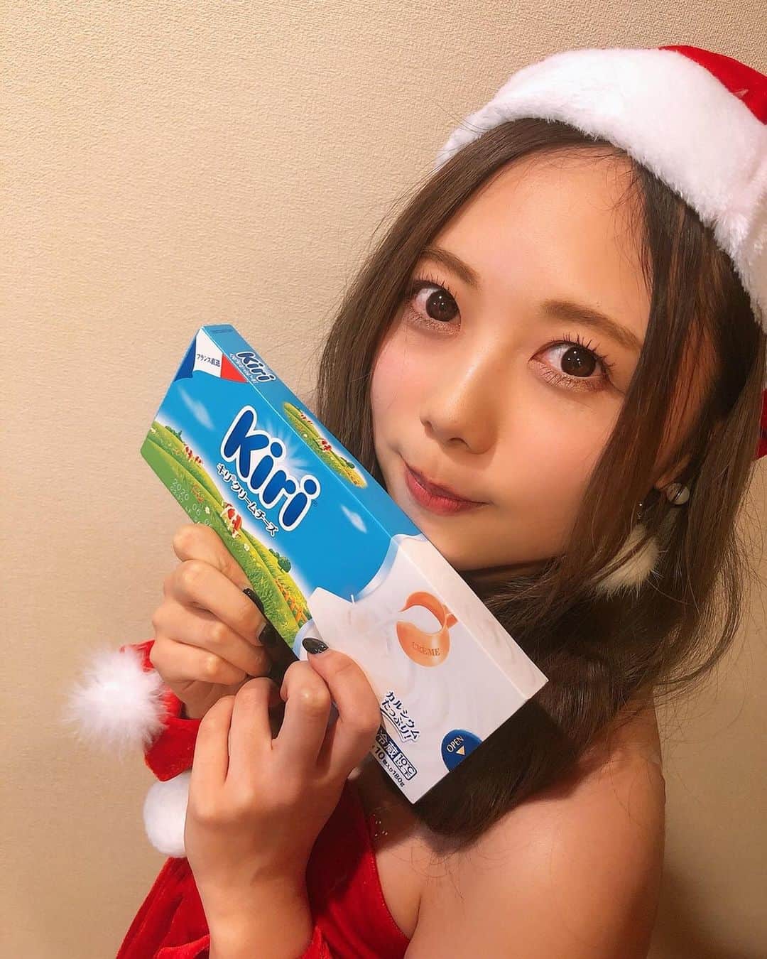 西村季里子のインスタグラム：「・ メリーキリスマスイヴ🎄  #は？ #クリスマス #クリスマスイヴ #Christmas #Christmaseve #キリスマス#キリ#kiri#チーズ #きゃんさんがきりちゃんにって買ってくれたのに結局食べてない #写真だけ撮って終わった #今日の予定 #脱毛#皮膚科#眼科#ネイル #ただの平日 #夜は家から出ない #followｍe #follow」