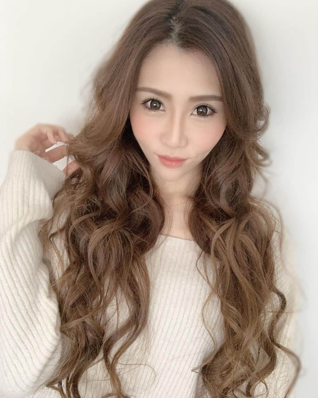 のインスタグラム：「. . クリスマス感ゼロ🎄w いつもと変わらない12月24日と25日😀 さ、今日も1日頑張りましょう🌈 . てか風邪とかインフルエンザとか流行ってるから みなさん気をつけてね🌀🌀 . . #シングルマザー #シンママ #シンママライフ#寒いの嫌い #巻き髪 #巻き髪ロング #ロングヘア #ナチュラルメイク #アラフォーママ #アラフォー #momlife #longhair #naturalmakeup #xmaseve #xmas #christmas #1224 #いつもと変わらない」