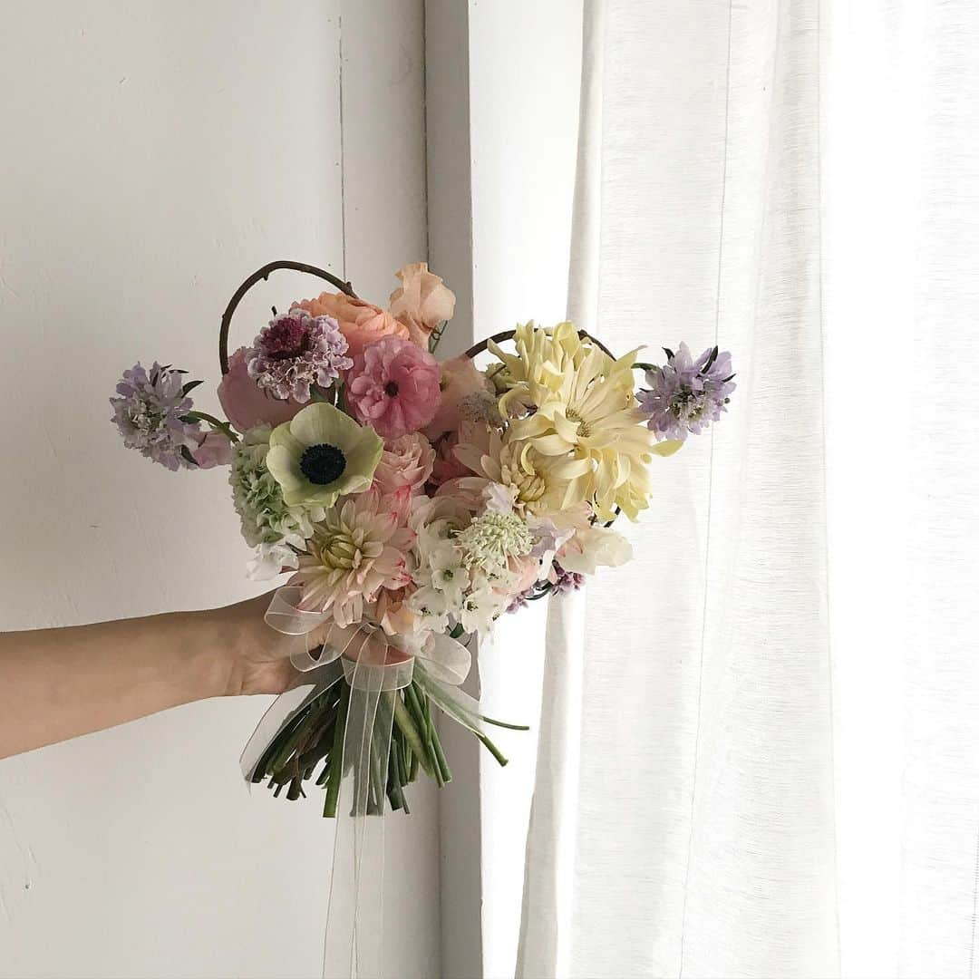 플로리스트 이주연 florist Lee Ju Yeonさんのインスタグラム写真 - (플로리스트 이주연 florist Lee Ju YeonInstagram)「. . 맘에 들어해주셔서 감사해요 💛🧡 . #하트부케 #하트꽃다발 #바네스꽃다발 . 订花 WeChat ID vaness_flower 클래스상시모집 당일꽃주문가능 #수업문의 #주문예약 #lesson #Order  Katalk ID vaness52 WeChat ID vaness_flower E-mail vanessflower@naver.com . 강남구 역삼동608-16 📞02-545-6813 . #vanessflower #florist #flowershop #handtied #flowerlesson #花束 #花束包装 #바네스플라워 #플로리스트 #꽃다발 #부케 #플로리스트학원 #역삼역꽃집 #언주역꽃집 #플라워레슨 #꽃다발포장법 #꽃수업 #꽃주문  #대관 #공간쉐어 #졸업식꽃다발 #크리스마스꽃다발 #크리스마스꽃선물」12月24日 9時15分 - vanessflower