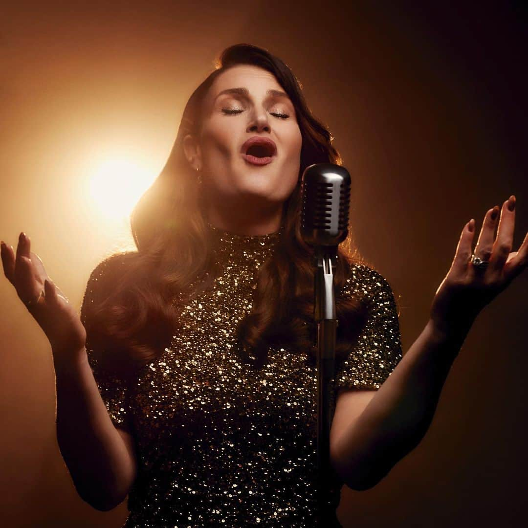 イディナ・メンゼルさんのインスタグラム写真 - (イディナ・メンゼルInstagram)「🎙 #ASeasonOfLove」12月24日 9時27分 - idinamenzel