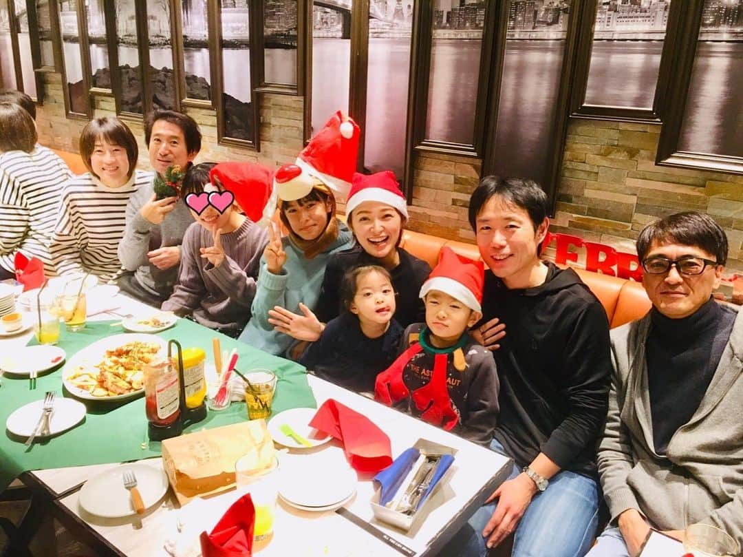 市井紗耶香さんのインスタグラム写真 - (市井紗耶香Instagram)「Happy Merry Christmas💝 お世話なっている大好きなファミリーと☺️ #merrychristmas #happy  #パパ不在 パパは今夜ね😆✨」12月24日 9時36分 - sayakaichii