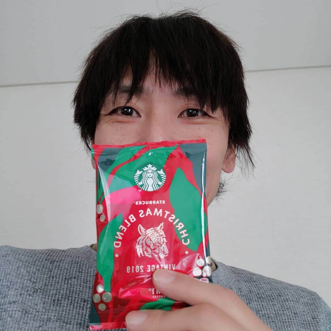 岡田達也のインスタグラム：「チキンもケーキも買う予定はないけど、せっかくなのでこれでクリスマス気分を味わってみようと思う。  みなさまも素敵なイブをお過ごしください。  #クリスマスイブ #スターバックス #クリスマスブレンド #岡田達也」