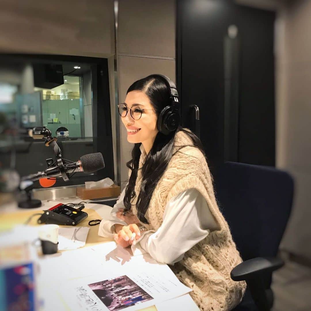 アンミカさんのインスタグラム写真 - (アンミカInstagram)「毎週金曜日23:30〜24:00放送のJ-WAVE【VOLVO CROSSING LOUNGE】🎵 。 令和元年最後の収録でしたよ📻🎵 。 今週の27(金)年内最後のゲストは、先週に引き続き石田衣良さん❣️ 。 オススメの小説もお伺いしたので、今年のバカンスに持参予定✈️ 是非聴いてくださいね🍀 。 #自分に語りかけてくれているような声から五感で想像するラジオの世界が大好き❤ #視力は2ありムッチャいいけど目の下のクマを隠すのに疲れてきたらレンズなしのこの眼鏡をかけます👓 #jwaveのスタジオの夜景が素晴らしく私のパワースポットでいつも楽しみ✨ #来年@volvocars の新車が届くのが楽しみ😍 #来年もよろしくお願いします❣️ @jwave813 @volvocars  @ishida_ira」12月24日 9時45分 - ahnmikaofficial