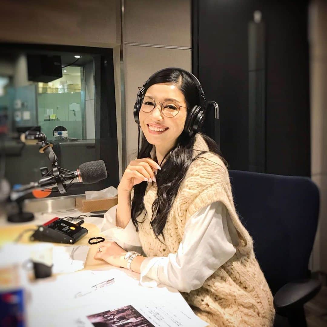 のインスタグラム：「毎週金曜日23:30〜24:00放送のJ-WAVE【VOLVO CROSSING LOUNGE】🎵 。 令和元年最後の収録でしたよ📻🎵 。 今週の27(金)年内最後のゲストは、先週に引き続き石田衣良さん❣️ 。 オススメの小説もお伺いしたので、今年のバカンスに持参予定✈️ 是非聴いてくださいね🍀 。 #自分に語りかけてくれているような声から五感で想像するラジオの世界が大好き❤ #視力は2ありムッチャいいけど目の下のクマを隠すのに疲れてきたらレンズなしのこの眼鏡をかけます👓 #jwaveのスタジオの夜景が素晴らしく私のパワースポットでいつも楽しみ✨ #来年@volvocars の新車が届くのが楽しみ😍 #来年もよろしくお願いします❣️ @jwave813 @volvocars  @ishida_ira」