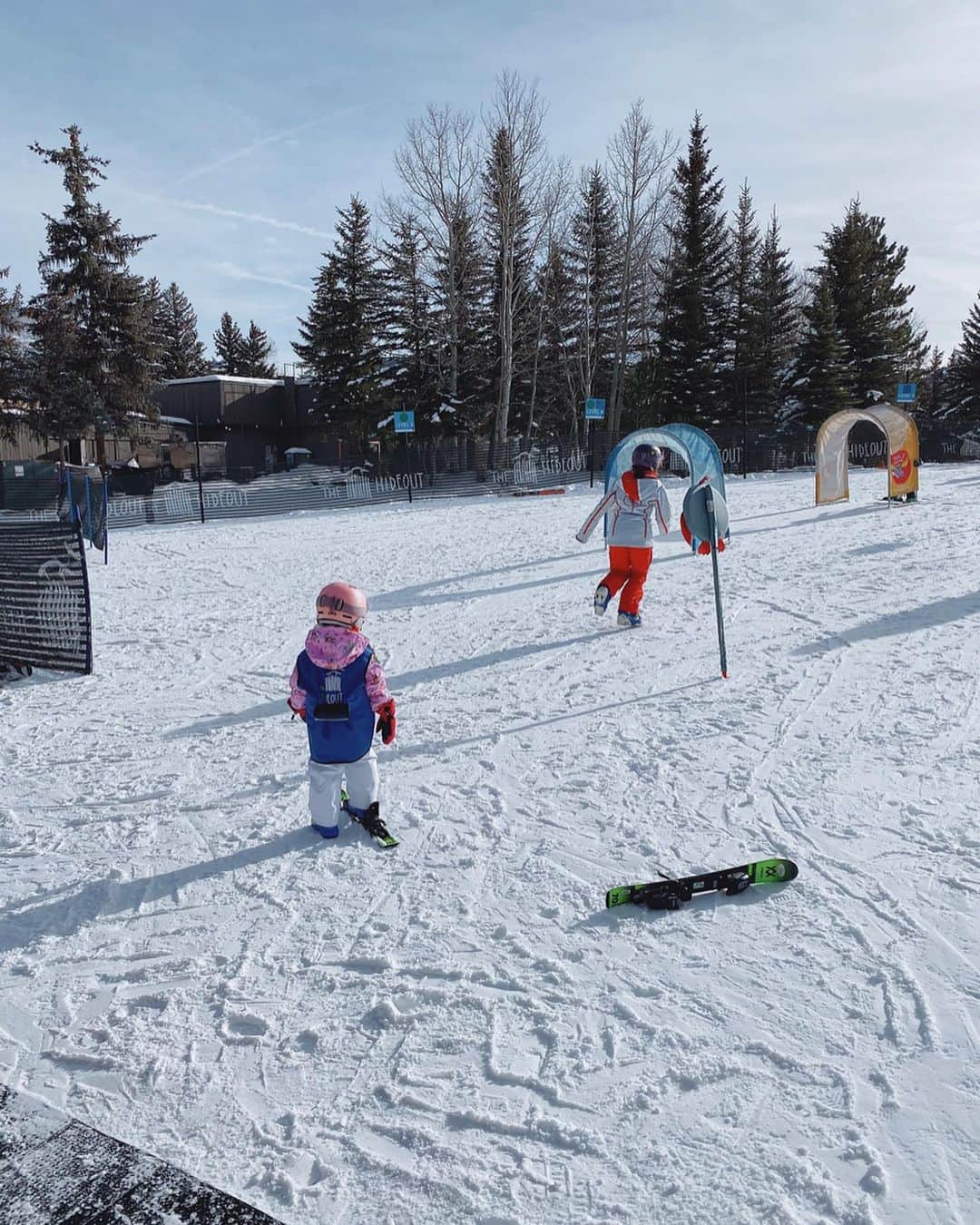 翁安芸さんのインスタグラム写真 - (翁安芸Instagram)「Ski school two days in a row!! So proud of my snow bunny🐰🎿❄️ 2日連続のスキースクール。子供の上達の早さといったら素晴らしい🙌🏻✨ #aspen #ski #アスペン #スキー」12月24日 9時37分 - akinyc