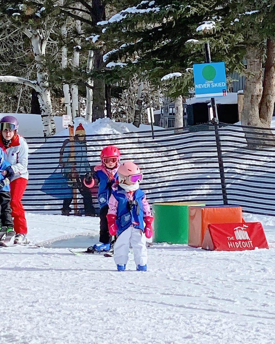 翁安芸さんのインスタグラム写真 - (翁安芸Instagram)「Ski school two days in a row!! So proud of my snow bunny🐰🎿❄️ 2日連続のスキースクール。子供の上達の早さといったら素晴らしい🙌🏻✨ #aspen #ski #アスペン #スキー」12月24日 9時37分 - akinyc