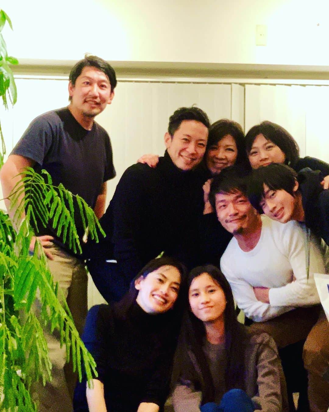 高橋里奈さんのインスタグラム写真 - (高橋里奈Instagram)「merry Christmas🎄💙 私の大切な人達と子供達と冬の鍋を囲んで。  皆んなで喋ってお腹いっぱい食べて飲んで。 優しい時間を一緒に過ごせることはとても幸せ。 今年もお世話になりました。 来年も楽しい集まりを楽しみにしています。」12月24日 9時38分 - rina.takahashi_